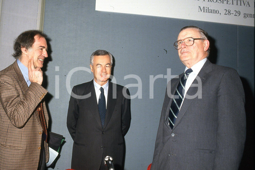 35mm vintage slide* 1993 MILANO Salvatore VECA e Paolo MARTELLI a convegno  Diapositiva d'epoca, in formato 35 mm.CONDIZIONI: GOODNella diapositiva realizzata durante il convegno internazionale di Politeia sul tema "Etica pubblica, Mercato, Istituzioni" appare anche il premio Nobel James M. Buchanan.Nella diapositiva ICharta mette in vendita, sul negozio eBay e in esclusiva sul sito "icharta" il proprio archivio composto da numerose diapositive e negativi fotografici d'epoca, tutti originali e autentici, che attraversano la storia del costume italiano tra gli la fine degli anni Sessanta e Novanta.Si tratta di uno sguardo inedito sull'attualit&agrave;, la politica, la vita quotidiana, il gossip e la cultura, che fotografa il cambiamento della nazione in quest'ultimo scorcio del XX secolo. Un'occasione unica per il mercato del collezionismo, che vede finalmente disponibile un archivio eccezionale per vastit&agrave;, tematiche e condizioni, in un settore (il negativo fotografico e la diapositiva) di assoluta novit&agrave; e dalle interessanti prospettive di investimento. GOOD/buono   originale e autentica 1