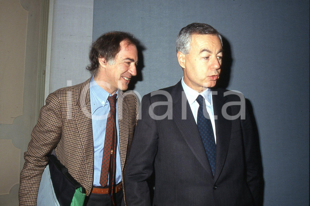 35mm vintage slide* 1993 MILANO Salvatore VECA e Paolo MARTELLI a convegno (1)  Diapositiva d'epoca, in formato 35 mm.CONDIZIONI: GOODDiapositiva realizzata durante il convegno internazionale di Politeia sul tema "Etica pubblica, Mercato, Istituzioni".Nella diapositiva ICharta mette in vendita, sul negozio eBay e in esclusiva sul sito "icharta" il proprio archivio composto da numerose diapositive e negativi fotografici d'epoca, tutti originali e autentici, che attraversano la storia del costume italiano tra gli la fine degli anni Sessanta e Novanta.Si tratta di uno sguardo inedito sull'attualit&agrave;, la politica, la vita quotidiana, il gossip e la cultura, che fotografa il cambiamento della nazione in quest'ultimo scorcio del XX secolo. Un'occasione unica per il mercato del collezionismo, che vede finalmente disponibile un archivio eccezionale per vastit&agrave;, tematiche e condizioni, in un settore (il negativo fotografico e la diapositiva) di assoluta novit&agrave; e dalle interessanti prospettive di investimento. GOOD/buono   originale e autentica 1