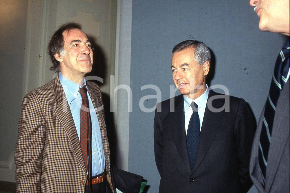 35mm vintage slide* 1993 MILANO Salvatore VECA e Paolo MARTELLI a convegno (2)  Diapositiva d'epoca, in formato 35 mm.CONDIZIONI: GOODDiapositiva realizzata durante il convegno internazionale di Politeia sul tema "Etica pubblica, Mercato, Istituzioni".Nella diapositiva ICharta mette in vendita, sul negozio eBay e in esclusiva sul sito "icharta" il proprio archivio composto da numerose diapositive e negativi fotografici d'epoca, tutti originali e autentici, che attraversano la storia del costume italiano tra gli la fine degli anni Sessanta e Novanta.Si tratta di uno sguardo inedito sull'attualit&agrave;, la politica, la vita quotidiana, il gossip e la cultura, che fotografa il cambiamento della nazione in quest'ultimo scorcio del XX secolo. Un'occasione unica per il mercato del collezionismo, che vede finalmente disponibile un archivio eccezionale per vastit&agrave;, tematiche e condizioni, in un settore (il negativo fotografico e la diapositiva) di assoluta novit&agrave; e dalle interessanti prospettive di investimento. GOOD/buono   originale e autentica 1