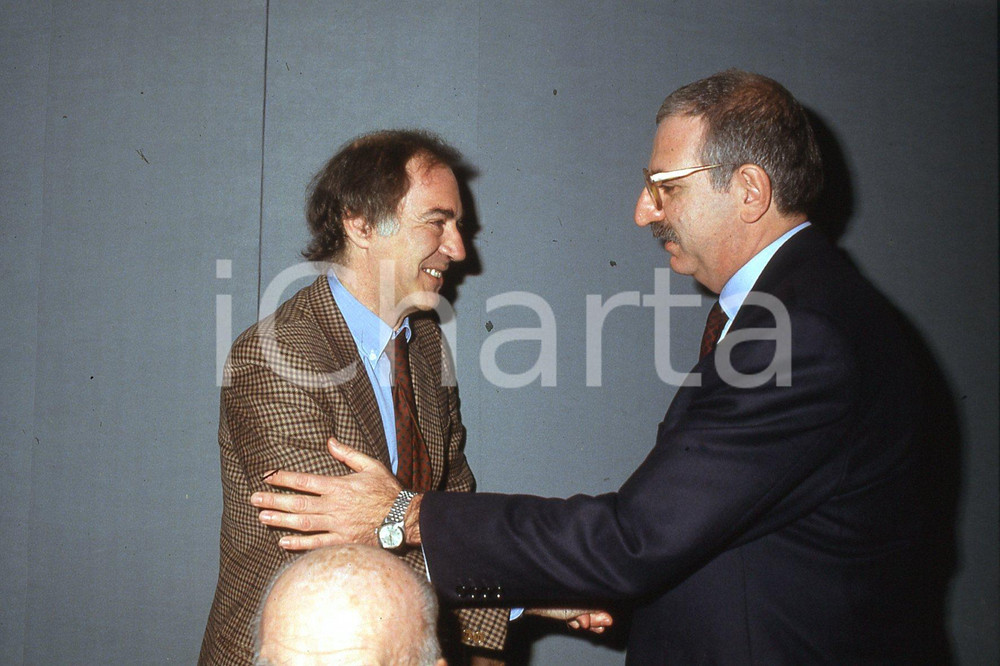35mm vintage slide* 1993 MILANO Salvatore VECA Sebastiano MAFFETTONE a convegno  Diapositiva d'epoca, in formato 35 mm.CONDIZIONI: GOODDiapositiva realizzata durante il convegno internazionale di Politeia sul tema "Etica pubblica, Mercato, Istituzioni".Nella diapositiva ICharta mette in vendita, sul negozio eBay e in esclusiva sul sito "icharta" il proprio archivio composto da numerose diapositive e negativi fotografici d'epoca, tutti originali e autentici, che attraversano la storia del costume italiano tra gli la fine degli anni Sessanta e Novanta.Si tratta di uno sguardo inedito sull'attualit&agrave;, la politica, la vita quotidiana, il gossip e la cultura, che fotografa il cambiamento della nazione in quest'ultimo scorcio del XX secolo. Un'occasione unica per il mercato del collezionismo, che vede finalmente disponibile un archivio eccezionale per vastit&agrave;, tematiche e condizioni, in un settore (il negativo fotografico e la diapositiva) di assoluta novit&agrave; e dalle interessanti prospettive di investimento. GOOD/buono   originale e autentica 1