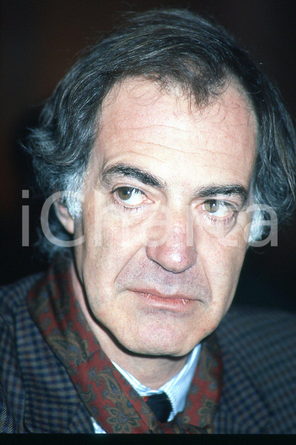 35mm vintage slide* 1991 RIMINI Salvatore VECA ritratto a XX congresso PCI  Diapositiva d'epoca, in formato 35 mm.CONDIZIONI: GOODNella diapositiva ICharta mette in vendita, sul negozio eBay e in esclusiva sul sito "icharta" il proprio archivio composto da numerose diapositive e negativi fotografici d'epoca, tutti originali e autentici, che attraversano la storia del costume italiano tra gli la fine degli anni Sessanta e Novanta.Si tratta di uno sguardo inedito sull'attualit&agrave;, la politica, la vita quotidiana, il gossip e la cultura, che fotografa il cambiamento della nazione in quest'ultimo scorcio del XX secolo. Un'occasione unica per il mercato del collezionismo, che vede finalmente disponibile un archivio eccezionale per vastit&agrave;, tematiche e condizioni, in un settore (il negativo fotografico e la diapositiva) di assoluta novit&agrave; e dalle interessanti prospettive di investimento. GOOD/buono   originale e autentica 1