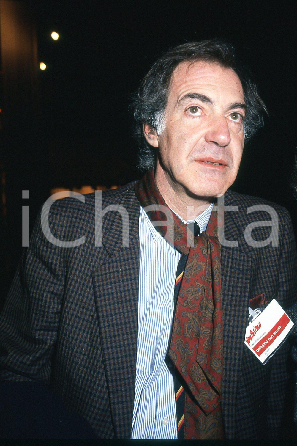 35mm vintage slide* 1991 RIMINI Salvatore VECA ritratto a XX congresso PCI (1)  Diapositiva d'epoca, in formato 35 mm.CONDIZIONI: GOODNella diapositiva ICharta mette in vendita, sul negozio eBay e in esclusiva sul sito "icharta" il proprio archivio composto da numerose diapositive e negativi fotografici d'epoca, tutti originali e autentici, che attraversano la storia del costume italiano tra gli la fine degli anni Sessanta e Novanta.Si tratta di uno sguardo inedito sull'attualit&agrave;, la politica, la vita quotidiana, il gossip e la cultura, che fotografa il cambiamento della nazione in quest'ultimo scorcio del XX secolo. Un'occasione unica per il mercato del collezionismo, che vede finalmente disponibile un archivio eccezionale per vastit&agrave;, tematiche e condizioni, in un settore (il negativo fotografico e la diapositiva) di assoluta novit&agrave; e dalle interessanti prospettive di investimento. GOOD/buono   originale e autentica 1