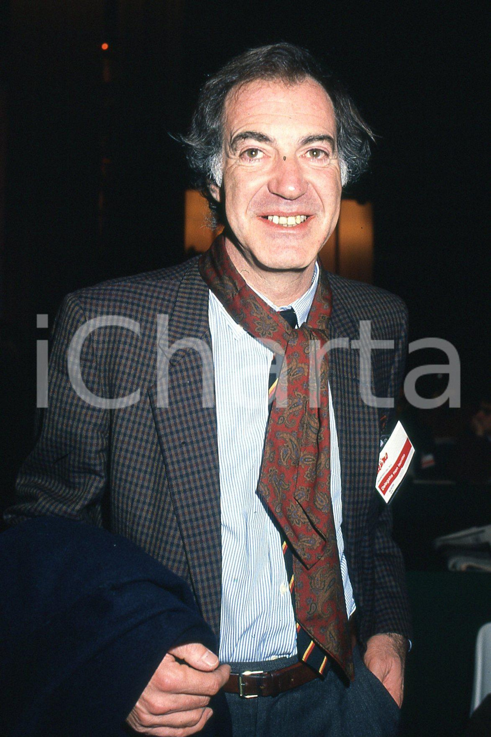 35mm vintage slide* 1991 RIMINI Salvatore VECA ritratto a XX congresso PCI (2)  Diapositiva d'epoca, in formato 35 mm.CONDIZIONI: GOODNella diapositiva ICharta mette in vendita, sul negozio eBay e in esclusiva sul sito "icharta" il proprio archivio composto da numerose diapositive e negativi fotografici d'epoca, tutti originali e autentici, che attraversano la storia del costume italiano tra gli la fine degli anni Sessanta e Novanta.Si tratta di uno sguardo inedito sull'attualit&agrave;, la politica, la vita quotidiana, il gossip e la cultura, che fotografa il cambiamento della nazione in quest'ultimo scorcio del XX secolo. Un'occasione unica per il mercato del collezionismo, che vede finalmente disponibile un archivio eccezionale per vastit&agrave;, tematiche e condizioni, in un settore (il negativo fotografico e la diapositiva) di assoluta novit&agrave; e dalle interessanti prospettive di investimento. GOOD/buono   originale e autentica 1