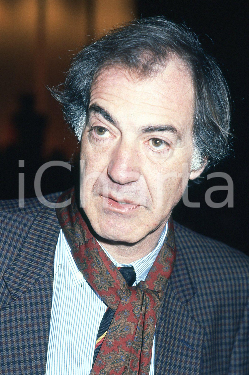 35mm vintage slide* 1991 RIMINI Salvatore VECA ritratto a XX congresso PCI (4)  Diapositiva d'epoca, in formato 35 mm.CONDIZIONI: GOODNella diapositiva ICharta mette in vendita, sul negozio eBay e in esclusiva sul sito "icharta" il proprio archivio composto da numerose diapositive e negativi fotografici d'epoca, tutti originali e autentici, che attraversano la storia del costume italiano tra gli la fine degli anni Sessanta e Novanta.Si tratta di uno sguardo inedito sull'attualit&agrave;, la politica, la vita quotidiana, il gossip e la cultura, che fotografa il cambiamento della nazione in quest'ultimo scorcio del XX secolo. Un'occasione unica per il mercato del collezionismo, che vede finalmente disponibile un archivio eccezionale per vastit&agrave;, tematiche e condizioni, in un settore (il negativo fotografico e la diapositiva) di assoluta novit&agrave; e dalle interessanti prospettive di investimento. GOOD/buono   originale e autentica 1