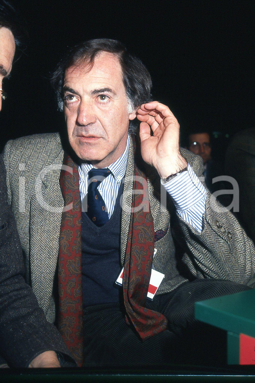 35mm vintage slide* 1991 RIMINI Salvatore VECA ritratto a XX congresso PCI (13)  Diapositiva d'epoca, in formato 35 mm.CONDIZIONI: GOODNella diapositiva ICharta mette in vendita, sul negozio eBay e in esclusiva sul sito "icharta" il proprio archivio composto da numerose diapositive e negativi fotografici d'epoca, tutti originali e autentici, che attraversano la storia del costume italiano tra gli la fine degli anni Sessanta e Novanta.Si tratta di uno sguardo inedito sull'attualit&agrave;, la politica, la vita quotidiana, il gossip e la cultura, che fotografa il cambiamento della nazione in quest'ultimo scorcio del XX secolo. Un'occasione unica per il mercato del collezionismo, che vede finalmente disponibile un archivio eccezionale per vastit&agrave;, tematiche e condizioni, in un settore (il negativo fotografico e la diapositiva) di assoluta novit&agrave; e dalle interessanti prospettive di investimento. GOOD/buono   originale e autentica 1