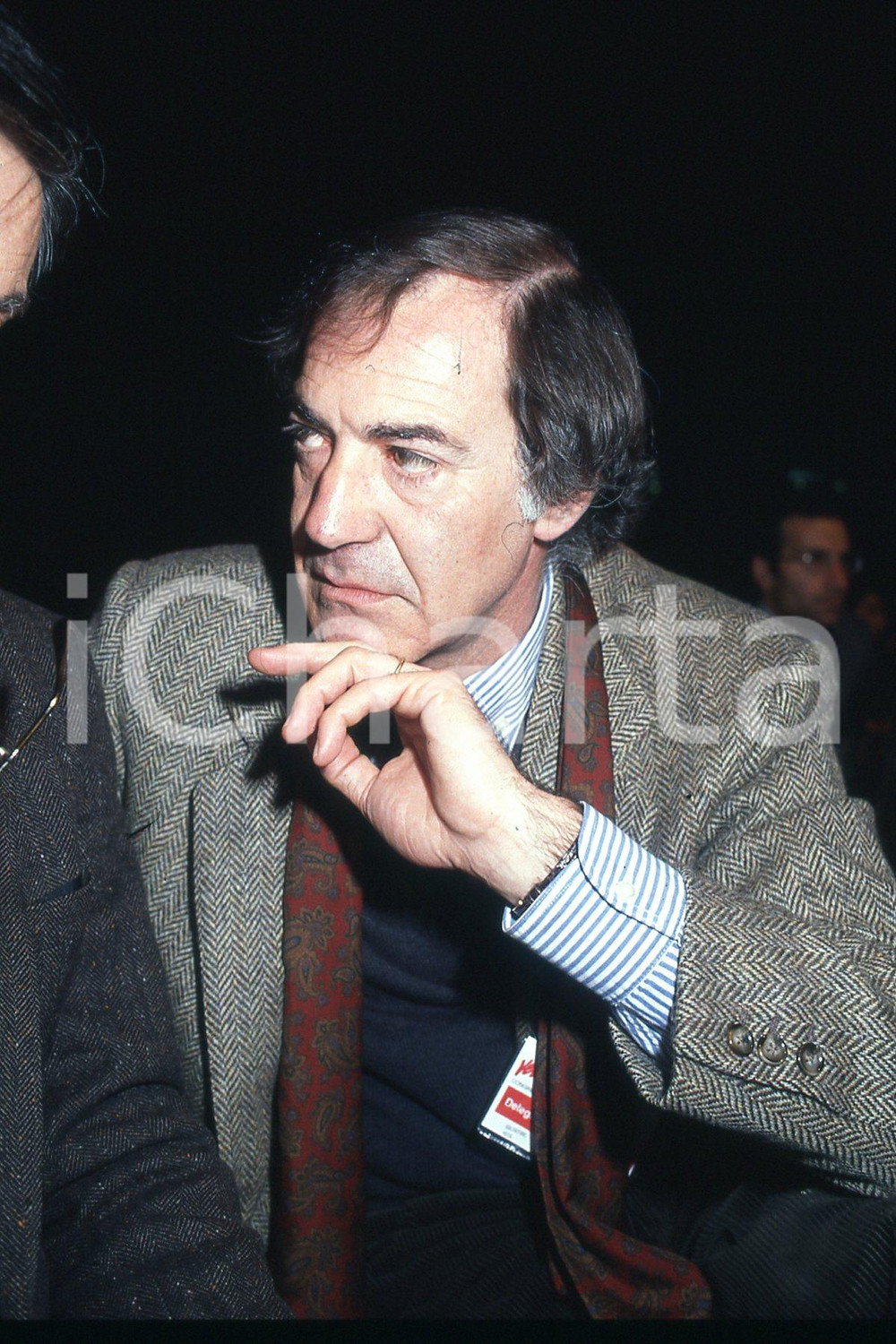 35mm vintage slide* 1991 RIMINI Salvatore VECA ritratto a XX congresso PCI (15)  Diapositiva d'epoca, in formato 35 mm.CONDIZIONI: GOODNella diapositiva ICharta mette in vendita, sul negozio eBay e in esclusiva sul sito "icharta" il proprio archivio composto da numerose diapositive e negativi fotografici d'epoca, tutti originali e autentici, che attraversano la storia del costume italiano tra gli la fine degli anni Sessanta e Novanta.Si tratta di uno sguardo inedito sull'attualit&agrave;, la politica, la vita quotidiana, il gossip e la cultura, che fotografa il cambiamento della nazione in quest'ultimo scorcio del XX secolo. Un'occasione unica per il mercato del collezionismo, che vede finalmente disponibile un archivio eccezionale per vastit&agrave;, tematiche e condizioni, in un settore (il negativo fotografico e la diapositiva) di assoluta novit&agrave; e dalle interessanti prospettive di investimento. GOOD/buono   originale e autentica 1