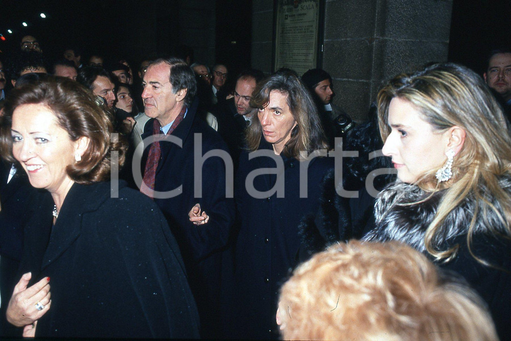 35mm vintage slide* 1993 MILANO Salvatore VECA a braccetto con la moglie?  Diapositiva d'epoca, in formato 35 mm.CONDIZIONI: GOODNella diapositiva ICharta mette in vendita, sul negozio eBay e in esclusiva sul sito "icharta" il proprio archivio composto da numerose diapositive e negativi fotografici d'epoca, tutti originali e autentici, che attraversano la storia del costume italiano tra gli la fine degli anni Sessanta e Novanta.Si tratta di uno sguardo inedito sull'attualit&agrave;, la politica, la vita quotidiana, il gossip e la cultura, che fotografa il cambiamento della nazione in quest'ultimo scorcio del XX secolo. Un'occasione unica per il mercato del collezionismo, che vede finalmente disponibile un archivio eccezionale per vastit&agrave;, tematiche e condizioni, in un settore (il negativo fotografico e la diapositiva) di assoluta novit&agrave; e dalle interessanti prospettive di investimento. GOOD/buono   originale e autentica 1