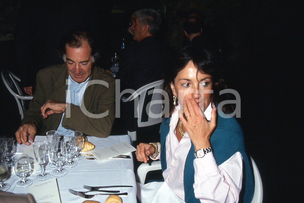 35mm vintage slide* 1990 ca ITALIA COSTUME Salvatore VECA con Barbara PALOMBELLI  Diapositiva d'epoca, in formato 35 mm.CONDIZIONI: GOODNella diapositiva ICharta mette in vendita, sul negozio eBay e in esclusiva sul sito "icharta" il proprio archivio composto da numerose diapositive e negativi fotografici d'epoca, tutti originali e autentici, che attraversano la storia del costume italiano tra gli la fine degli anni Sessanta e Novanta.Si tratta di uno sguardo inedito sull'attualit&agrave;, la politica, la vita quotidiana, il gossip e la cultura, che fotografa il cambiamento della nazione in quest'ultimo scorcio del XX secolo. Un'occasione unica per il mercato del collezionismo, che vede finalmente disponibile un archivio eccezionale per vastit&agrave;, tematiche e condizioni, in un settore (il negativo fotografico e la diapositiva) di assoluta novit&agrave; e dalle interessanti prospettive di investimento. GOOD/buono   originale e autentica 1