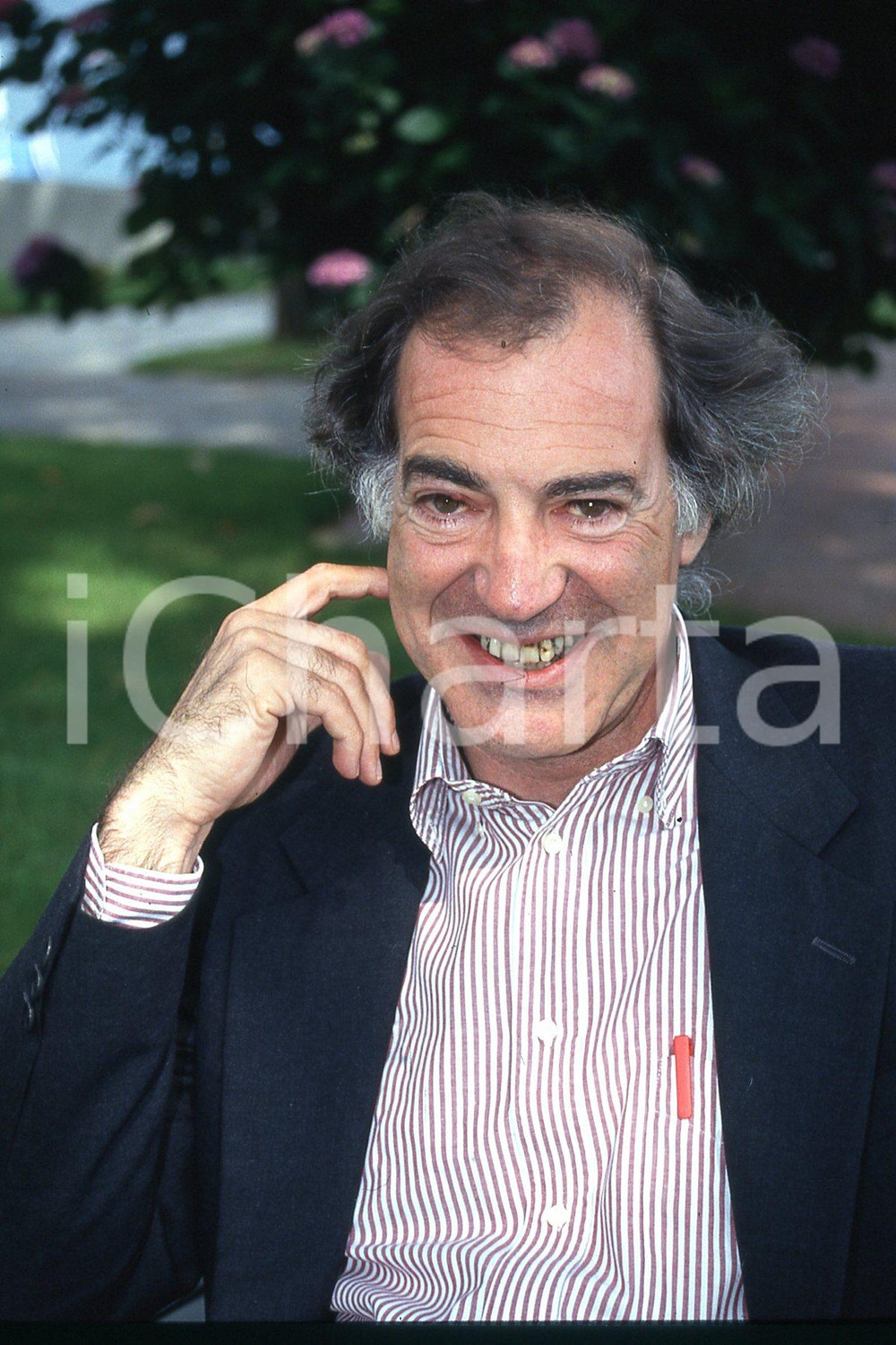 35mm vintage slide* 1990 ca ITALIA COSTUME Salvatore VECA ritratto in riviera  Diapositiva d'epoca, in formato 35 mm.CONDIZIONI: GOODNella diapositiva ICharta mette in vendita, sul negozio eBay e in esclusiva sul sito "icharta" il proprio archivio composto da numerose diapositive e negativi fotografici d'epoca, tutti originali e autentici, che attraversano la storia del costume italiano tra gli la fine degli anni Sessanta e Novanta.Si tratta di uno sguardo inedito sull'attualit&agrave;, la politica, la vita quotidiana, il gossip e la cultura, che fotografa il cambiamento della nazione in quest'ultimo scorcio del XX secolo. Un'occasione unica per il mercato del collezionismo, che vede finalmente disponibile un archivio eccezionale per vastit&agrave;, tematiche e condizioni, in un settore (il negativo fotografico e la diapositiva) di assoluta novit&agrave; e dalle interessanti prospettive di investimento. GOOD/buono   originale e autentica 1