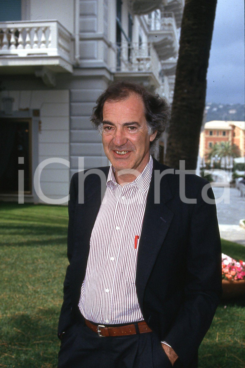 35mm vintage slide* 1990 ca ITALIA COSTUME Salvatore VECA ritratto in riviera 1  Diapositiva d'epoca, in formato 35 mm.CONDIZIONI: GOODNella diapositiva ICharta mette in vendita, sul negozio eBay e in esclusiva sul sito "icharta" il proprio archivio composto da numerose diapositive e negativi fotografici d'epoca, tutti originali e autentici, che attraversano la storia del costume italiano tra gli la fine degli anni Sessanta e Novanta.Si tratta di uno sguardo inedito sull'attualit&agrave;, la politica, la vita quotidiana, il gossip e la cultura, che fotografa il cambiamento della nazione in quest'ultimo scorcio del XX secolo. Un'occasione unica per il mercato del collezionismo, che vede finalmente disponibile un archivio eccezionale per vastit&agrave;, tematiche e condizioni, in un settore (il negativo fotografico e la diapositiva) di assoluta novit&agrave; e dalle interessanti prospettive di investimento. GOOD/buono   originale e autentica 1