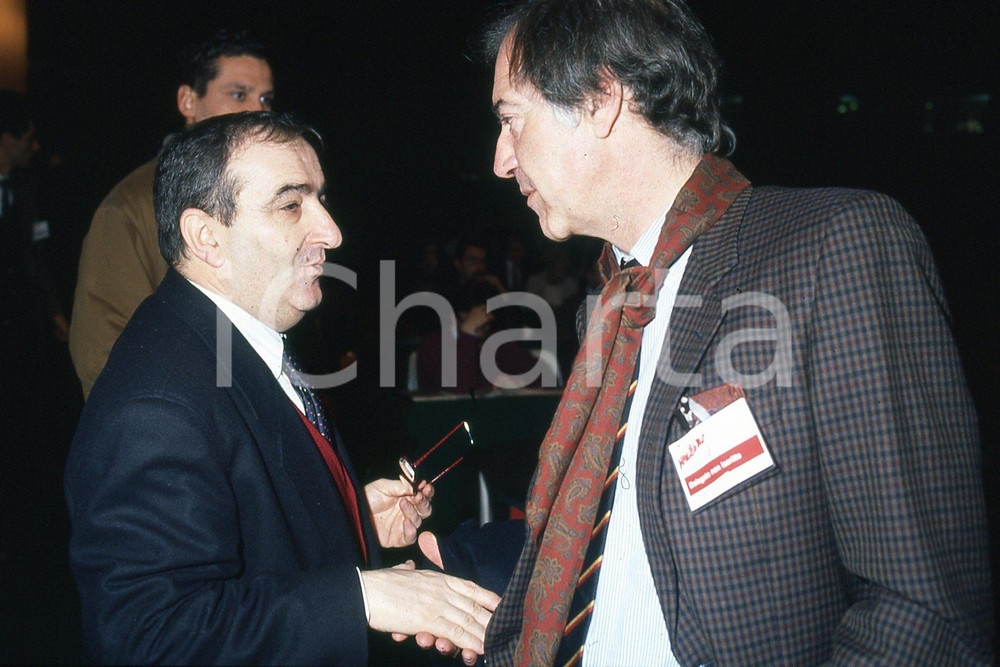 35mm vintage slide* 1991 RIMINI Salvatore VECA ritratto a XX congresso PCI (17)  Diapositiva d'epoca, in formato 35 mm.CONDIZIONI: GOODNella diapositiva ICharta mette in vendita, sul negozio eBay e in esclusiva sul sito "icharta" il proprio archivio composto da numerose diapositive e negativi fotografici d'epoca, tutti originali e autentici, che attraversano la storia del costume italiano tra gli la fine degli anni Sessanta e Novanta.Si tratta di uno sguardo inedito sull'attualit&agrave;, la politica, la vita quotidiana, il gossip e la cultura, che fotografa il cambiamento della nazione in quest'ultimo scorcio del XX secolo. Un'occasione unica per il mercato del collezionismo, che vede finalmente disponibile un archivio eccezionale per vastit&agrave;, tematiche e condizioni, in un settore (il negativo fotografico e la diapositiva) di assoluta novit&agrave; e dalle interessanti prospettive di investimento. GOOD/buono   originale e autentica 1