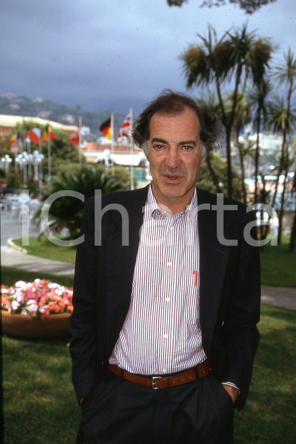 35mm vintage slide* 1990 ca ITALIA COSTUME Salvatore VECA ritratto in riviera 3  Diapositiva d'epoca, in formato 35 mm.CONDIZIONI: GOODNella diapositiva ICharta mette in vendita, sul negozio eBay e in esclusiva sul sito "icharta" il proprio archivio composto da numerose diapositive e negativi fotografici d'epoca, tutti originali e autentici, che attraversano la storia del costume italiano tra gli la fine degli anni Sessanta e Novanta.Si tratta di uno sguardo inedito sull'attualit&agrave;, la politica, la vita quotidiana, il gossip e la cultura, che fotografa il cambiamento della nazione in quest'ultimo scorcio del XX secolo. Un'occasione unica per il mercato del collezionismo, che vede finalmente disponibile un archivio eccezionale per vastit&agrave;, tematiche e condizioni, in un settore (il negativo fotografico e la diapositiva) di assoluta novit&agrave; e dalle interessanti prospettive di investimento. GOOD/buono   originale e autentica 1