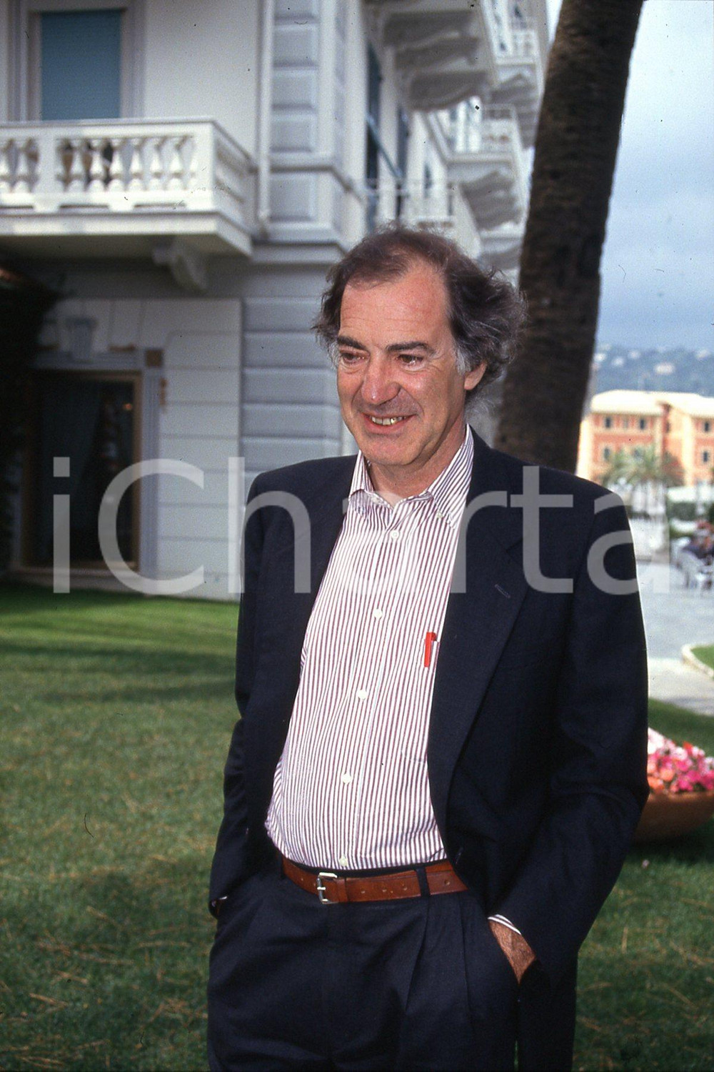 35mm vintage slide* 1990 ca ITALIA COSTUME Salvatore VECA ritratto in riviera 4  Diapositiva d'epoca, in formato 35 mm.CONDIZIONI: GOODNella diapositiva ICharta mette in vendita, sul negozio eBay e in esclusiva sul sito "icharta" il proprio archivio composto da numerose diapositive e negativi fotografici d'epoca, tutti originali e autentici, che attraversano la storia del costume italiano tra gli la fine degli anni Sessanta e Novanta.Si tratta di uno sguardo inedito sull'attualit&agrave;, la politica, la vita quotidiana, il gossip e la cultura, che fotografa il cambiamento della nazione in quest'ultimo scorcio del XX secolo. Un'occasione unica per il mercato del collezionismo, che vede finalmente disponibile un archivio eccezionale per vastit&agrave;, tematiche e condizioni, in un settore (il negativo fotografico e la diapositiva) di assoluta novit&agrave; e dalle interessanti prospettive di investimento. GOOD/buono   originale e autentica 1