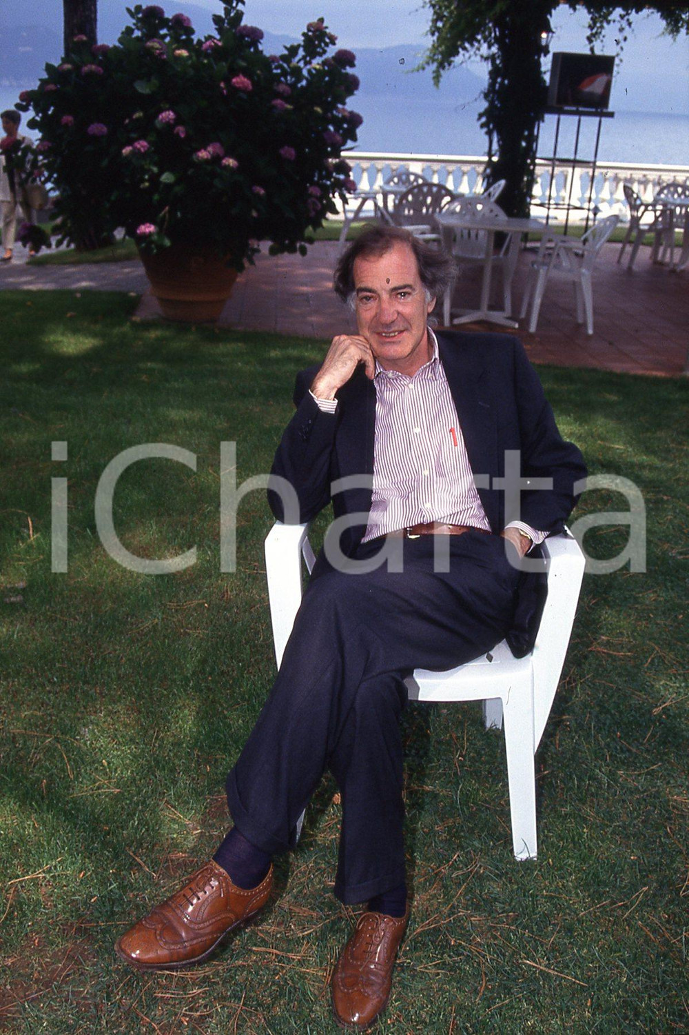 35mm vintage slide* 1990 ca ITALIA COSTUME Salvatore VECA ritratto in riviera 5  Diapositiva d'epoca, in formato 35 mm.CONDIZIONI: GOODNella diapositiva ICharta mette in vendita, sul negozio eBay e in esclusiva sul sito "icharta" il proprio archivio composto da numerose diapositive e negativi fotografici d'epoca, tutti originali e autentici, che attraversano la storia del costume italiano tra gli la fine degli anni Sessanta e Novanta.Si tratta di uno sguardo inedito sull'attualit&agrave;, la politica, la vita quotidiana, il gossip e la cultura, che fotografa il cambiamento della nazione in quest'ultimo scorcio del XX secolo. Un'occasione unica per il mercato del collezionismo, che vede finalmente disponibile un archivio eccezionale per vastit&agrave;, tematiche e condizioni, in un settore (il negativo fotografico e la diapositiva) di assoluta novit&agrave; e dalle interessanti prospettive di investimento. GOOD/buono   originale e autentica 1