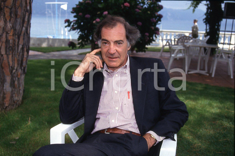 35mm vintage slide* 1990 ca ITALIA COSTUME Salvatore VECA ritratto in riviera 6  Diapositiva d'epoca, in formato 35 mm.CONDIZIONI: GOODNella diapositiva ICharta mette in vendita, sul negozio eBay e in esclusiva sul sito "icharta" il proprio archivio composto da numerose diapositive e negativi fotografici d'epoca, tutti originali e autentici, che attraversano la storia del costume italiano tra gli la fine degli anni Sessanta e Novanta.Si tratta di uno sguardo inedito sull'attualit&agrave;, la politica, la vita quotidiana, il gossip e la cultura, che fotografa il cambiamento della nazione in quest'ultimo scorcio del XX secolo. Un'occasione unica per il mercato del collezionismo, che vede finalmente disponibile un archivio eccezionale per vastit&agrave;, tematiche e condizioni, in un settore (il negativo fotografico e la diapositiva) di assoluta novit&agrave; e dalle interessanti prospettive di investimento. GOOD/buono   originale e autentica 1