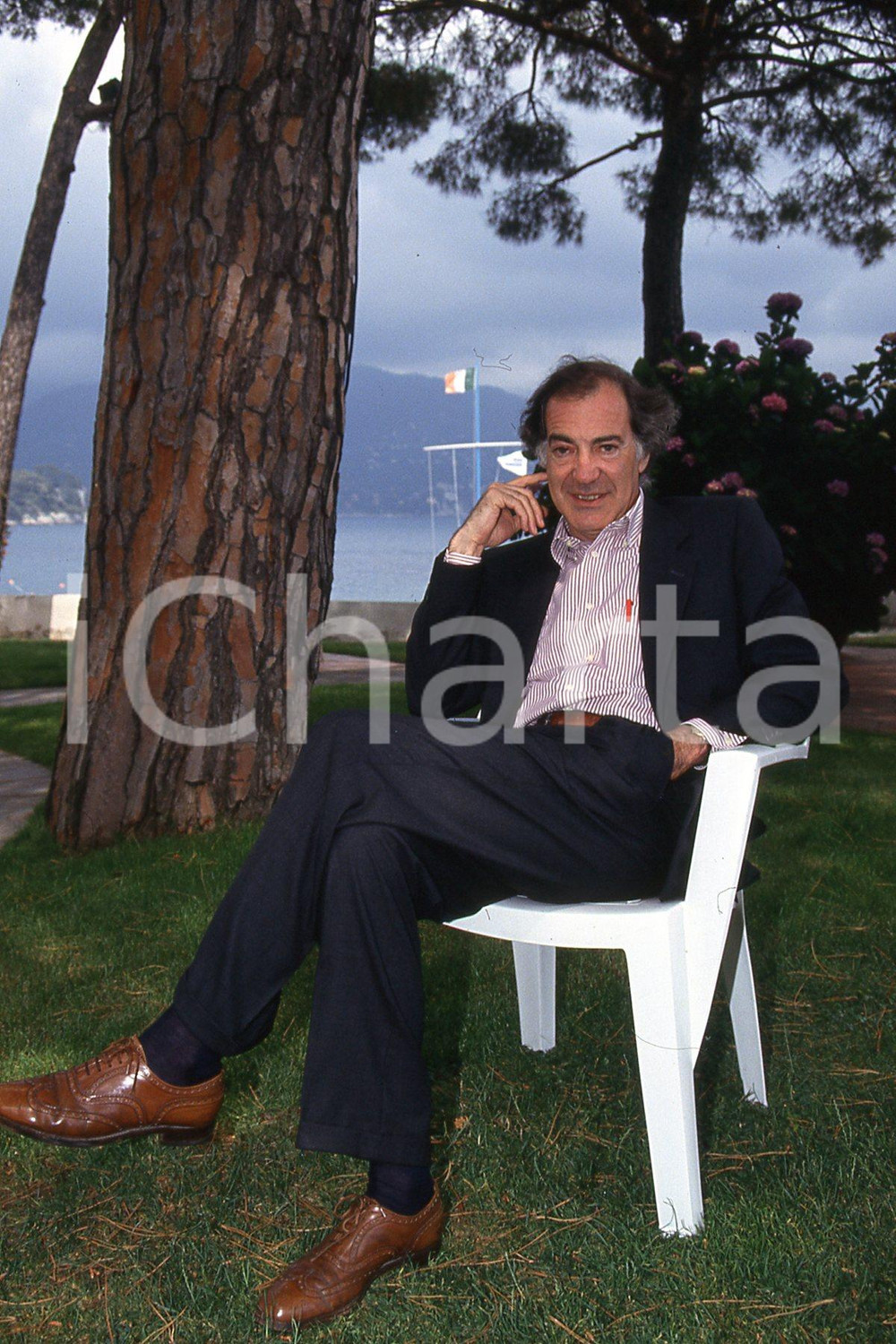 35mm vintage slide* 1990 ca ITALIA COSTUME Salvatore VECA ritratto in riviera 7  Diapositiva d'epoca, in formato 35 mm.CONDIZIONI: GOODNella diapositiva ICharta mette in vendita, sul negozio eBay e in esclusiva sul sito "icharta" il proprio archivio composto da numerose diapositive e negativi fotografici d'epoca, tutti originali e autentici, che attraversano la storia del costume italiano tra gli la fine degli anni Sessanta e Novanta.Si tratta di uno sguardo inedito sull'attualit&agrave;, la politica, la vita quotidiana, il gossip e la cultura, che fotografa il cambiamento della nazione in quest'ultimo scorcio del XX secolo. Un'occasione unica per il mercato del collezionismo, che vede finalmente disponibile un archivio eccezionale per vastit&agrave;, tematiche e condizioni, in un settore (il negativo fotografico e la diapositiva) di assoluta novit&agrave; e dalle interessanti prospettive di investimento. GOOD/buono   originale e autentica 1