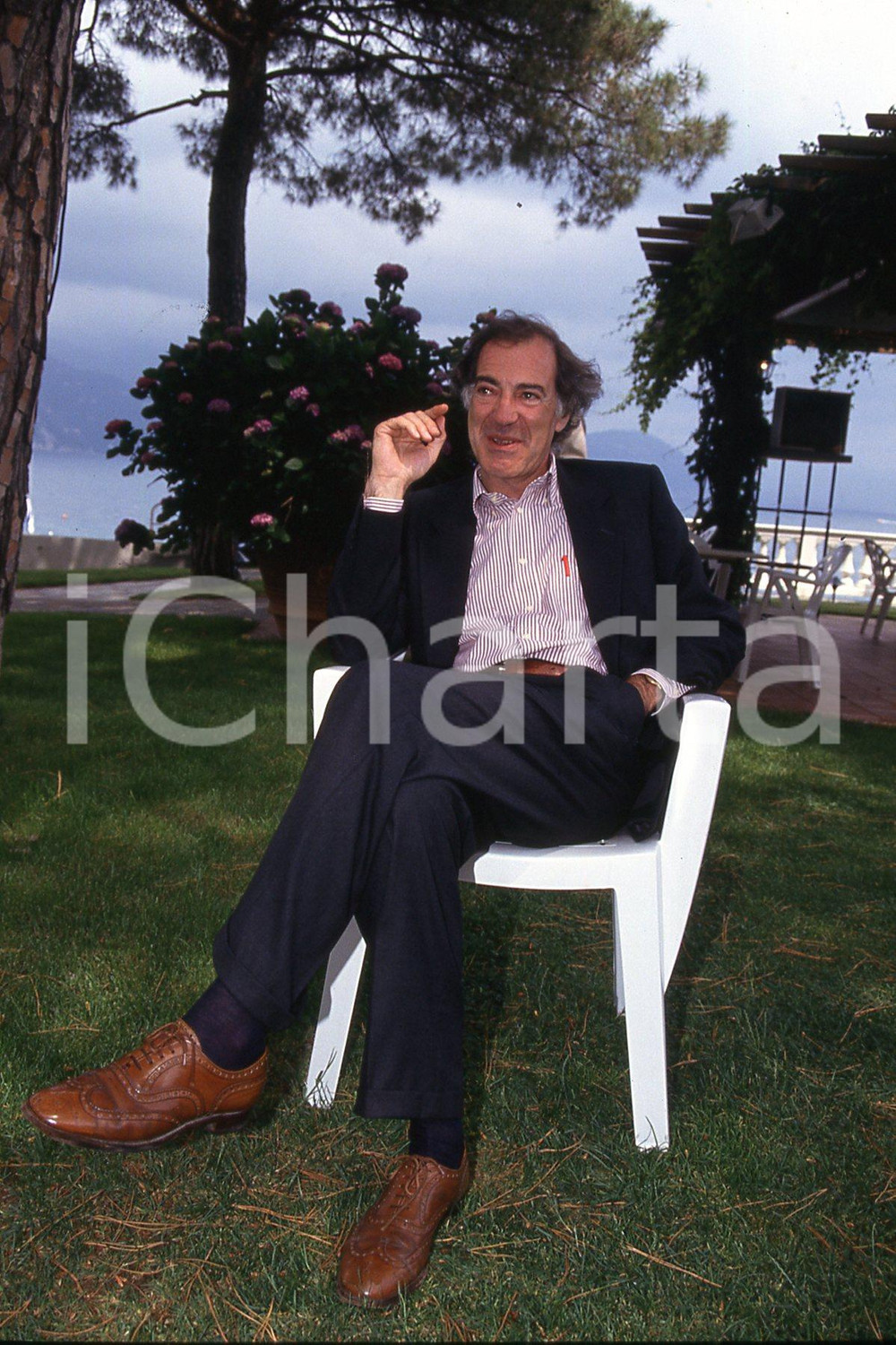 35mm vintage slide* 1990 ca ITALIA COSTUME Salvatore VECA ritratto in riviera 9  Diapositiva d'epoca, in formato 35 mm.CONDIZIONI: GOODNella diapositiva ICharta mette in vendita, sul negozio eBay e in esclusiva sul sito "icharta" il proprio archivio composto da numerose diapositive e negativi fotografici d'epoca, tutti originali e autentici, che attraversano la storia del costume italiano tra gli la fine degli anni Sessanta e Novanta.Si tratta di uno sguardo inedito sull'attualit&agrave;, la politica, la vita quotidiana, il gossip e la cultura, che fotografa il cambiamento della nazione in quest'ultimo scorcio del XX secolo. Un'occasione unica per il mercato del collezionismo, che vede finalmente disponibile un archivio eccezionale per vastit&agrave;, tematiche e condizioni, in un settore (il negativo fotografico e la diapositiva) di assoluta novit&agrave; e dalle interessanti prospettive di investimento. GOOD/buono   originale e autentica 1