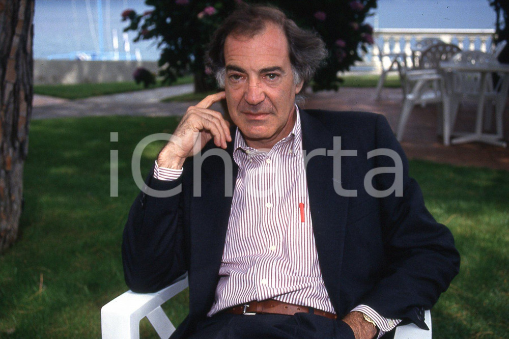 35mm vintage slide* 1990 ca ITALIA COSTUME Salvatore VECA ritratto in riviera 11  Diapositiva d'epoca, in formato 35 mm.CONDIZIONI: GOODNella diapositiva ICharta mette in vendita, sul negozio eBay e in esclusiva sul sito "icharta" il proprio archivio composto da numerose diapositive e negativi fotografici d'epoca, tutti originali e autentici, che attraversano la storia del costume italiano tra gli la fine degli anni Sessanta e Novanta.Si tratta di uno sguardo inedito sull'attualit&agrave;, la politica, la vita quotidiana, il gossip e la cultura, che fotografa il cambiamento della nazione in quest'ultimo scorcio del XX secolo. Un'occasione unica per il mercato del collezionismo, che vede finalmente disponibile un archivio eccezionale per vastit&agrave;, tematiche e condizioni, in un settore (il negativo fotografico e la diapositiva) di assoluta novit&agrave; e dalle interessanti prospettive di investimento. GOOD/buono   originale e autentica 1