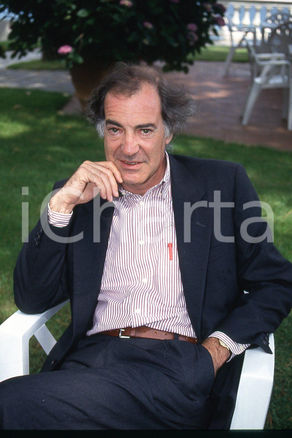 35mm vintage slide* 1990 ca ITALIA COSTUME Salvatore VECA ritratto in riviera 12  Diapositiva d'epoca, in formato 35 mm.CONDIZIONI: GOODNella diapositiva ICharta mette in vendita, sul negozio eBay e in esclusiva sul sito "icharta" il proprio archivio composto da numerose diapositive e negativi fotografici d'epoca, tutti originali e autentici, che attraversano la storia del costume italiano tra gli la fine degli anni Sessanta e Novanta.Si tratta di uno sguardo inedito sull'attualit&agrave;, la politica, la vita quotidiana, il gossip e la cultura, che fotografa il cambiamento della nazione in quest'ultimo scorcio del XX secolo. Un'occasione unica per il mercato del collezionismo, che vede finalmente disponibile un archivio eccezionale per vastit&agrave;, tematiche e condizioni, in un settore (il negativo fotografico e la diapositiva) di assoluta novit&agrave; e dalle interessanti prospettive di investimento. GOOD/buono   originale e autentica 1