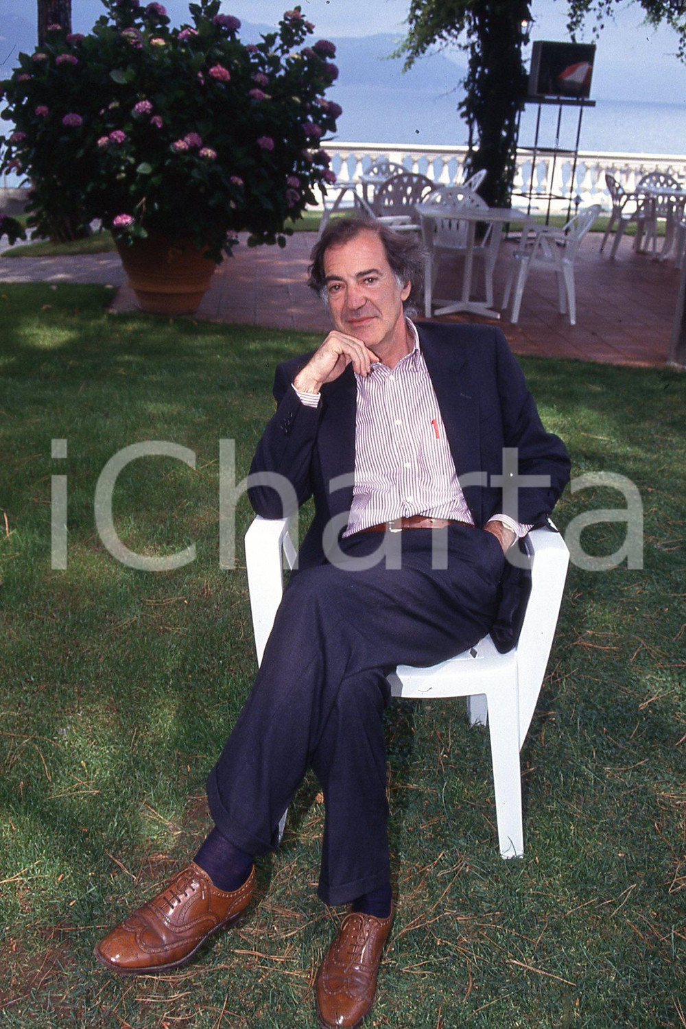 35mm vintage slide* 1990 ca ITALIA COSTUME Salvatore VECA ritratto in riviera 13  Diapositiva d'epoca, in formato 35 mm.CONDIZIONI: GOODNella diapositiva ICharta mette in vendita, sul negozio eBay e in esclusiva sul sito "icharta" il proprio archivio composto da numerose diapositive e negativi fotografici d'epoca, tutti originali e autentici, che attraversano la storia del costume italiano tra gli la fine degli anni Sessanta e Novanta.Si tratta di uno sguardo inedito sull'attualit&agrave;, la politica, la vita quotidiana, il gossip e la cultura, che fotografa il cambiamento della nazione in quest'ultimo scorcio del XX secolo. Un'occasione unica per il mercato del collezionismo, che vede finalmente disponibile un archivio eccezionale per vastit&agrave;, tematiche e condizioni, in un settore (il negativo fotografico e la diapositiva) di assoluta novit&agrave; e dalle interessanti prospettive di investimento. GOOD/buono   originale e autentica 1
