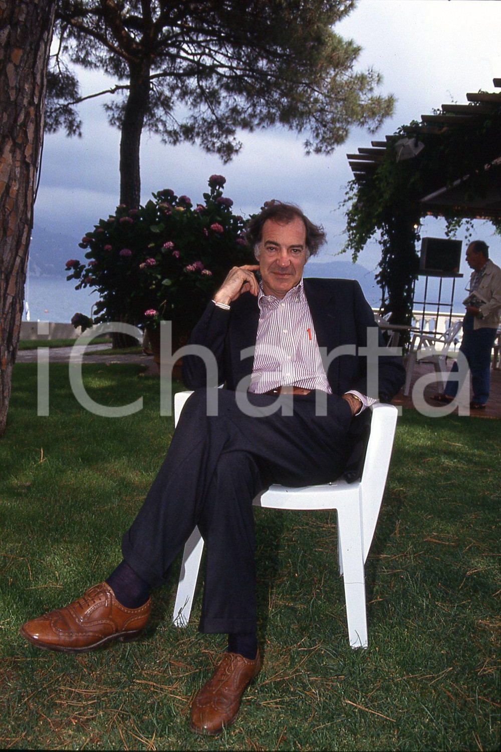 35mm vintage slide* 1990 ca ITALIA COSTUME Salvatore VECA ritratto in riviera 15  Diapositiva d'epoca, in formato 35 mm.CONDIZIONI: GOODNella diapositiva ICharta mette in vendita, sul negozio eBay e in esclusiva sul sito "icharta" il proprio archivio composto da numerose diapositive e negativi fotografici d'epoca, tutti originali e autentici, che attraversano la storia del costume italiano tra gli la fine degli anni Sessanta e Novanta.Si tratta di uno sguardo inedito sull'attualit&agrave;, la politica, la vita quotidiana, il gossip e la cultura, che fotografa il cambiamento della nazione in quest'ultimo scorcio del XX secolo. Un'occasione unica per il mercato del collezionismo, che vede finalmente disponibile un archivio eccezionale per vastit&agrave;, tematiche e condizioni, in un settore (il negativo fotografico e la diapositiva) di assoluta novit&agrave; e dalle interessanti prospettive di investimento. GOOD/buono   originale e autentica 1