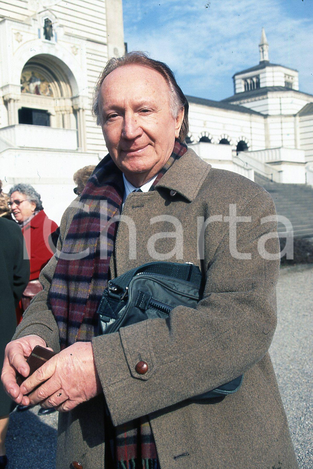 35mm vintage slide* 1997 MILANO Graziano UDOVISI superstite delle foibe  Diapositiva d'epoca, in formato 35 mm.CONDIZIONI: GOODDiapositiva realizzata al Cimitero Monumentale alla commemorazione nel 50&deg; anniversario dell'esilio delle popolazioni istriane.Nella diapositiva ICharta mette in vendita, sul negozio eBay e in esclusiva sul sito "icharta" il proprio archivio composto da numerose diapositive e negativi fotografici d'epoca, tutti originali e autentici, che attraversano la storia del costume italiano tra gli la fine degli anni Sessanta e Novanta.Si tratta di uno sguardo inedito sull'attualit&agrave;, la politica, la vita quotidiana, il gossip e la cultura, che fotografa il cambiamento della nazione in quest'ultimo scorcio del XX secolo. Un'occasione unica per il mercato del collezionismo, che vede finalmente disponibile un archivio eccezionale per vastit&agrave;, tematiche e condizioni, in un settore (il negativo fotografico e la diapositiva) di assoluta novit&agrave; e dalle interessanti prospettive di investimento. GOOD/buono   originale e autentica 1