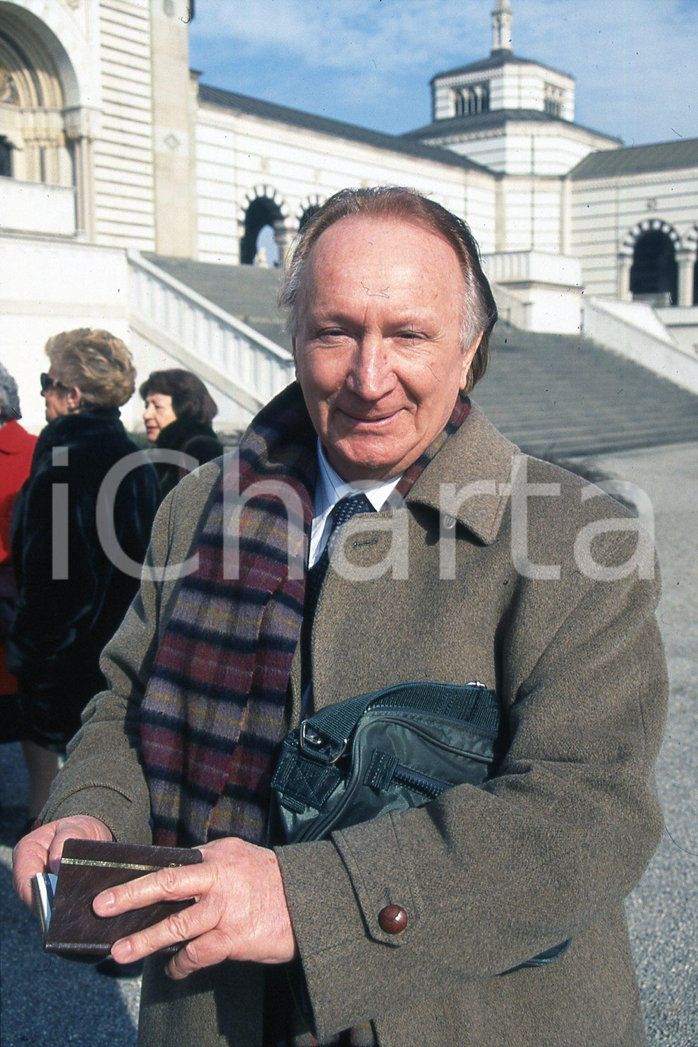 35mm vintage slide* 1997 MILANO Graziano UDOVISI superstite delle foibe (2)  Diapositiva d'epoca, in formato 35 mm.CONDIZIONI: GOODDiapositiva realizzata al Cimitero Monumentale alla commemorazione nel 50&deg; anniversario dell'esilio delle popolazioni istriane.Nella diapositiva ICharta mette in vendita, sul negozio eBay e in esclusiva sul sito "icharta" il proprio archivio composto da numerose diapositive e negativi fotografici d'epoca, tutti originali e autentici, che attraversano la storia del costume italiano tra gli la fine degli anni Sessanta e Novanta.Si tratta di uno sguardo inedito sull'attualit&agrave;, la politica, la vita quotidiana, il gossip e la cultura, che fotografa il cambiamento della nazione in quest'ultimo scorcio del XX secolo. Un'occasione unica per il mercato del collezionismo, che vede finalmente disponibile un archivio eccezionale per vastit&agrave;, tematiche e condizioni, in un settore (il negativo fotografico e la diapositiva) di assoluta novit&agrave; e dalle interessanti prospettive di investimento. GOOD/buono   originale e autentica 1