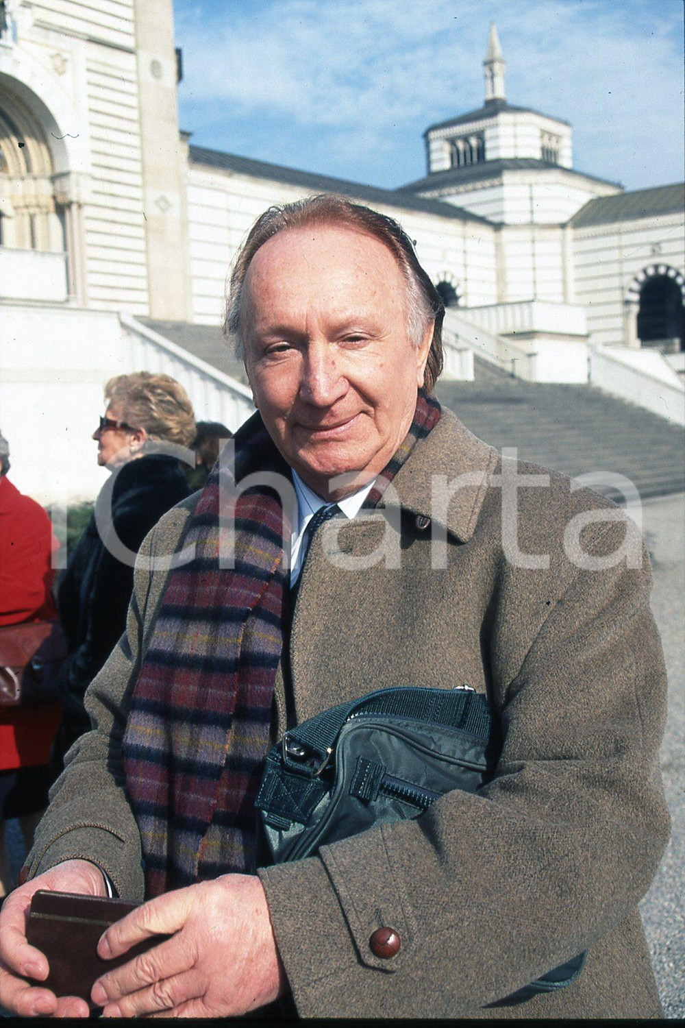 35mm vintage slide* 1997 MILANO Graziano UDOVISI superstite delle foibe (3)  Diapositiva d'epoca, in formato 35 mm.CONDIZIONI: GOODDiapositiva realizzata al Cimitero Monumentale alla commemorazione nel 50&deg; anniversario dell'esilio delle popolazioni istriane.Nella diapositiva ICharta mette in vendita, sul negozio eBay e in esclusiva sul sito "icharta" il proprio archivio composto da numerose diapositive e negativi fotografici d'epoca, tutti originali e autentici, che attraversano la storia del costume italiano tra gli la fine degli anni Sessanta e Novanta.Si tratta di uno sguardo inedito sull'attualit&agrave;, la politica, la vita quotidiana, il gossip e la cultura, che fotografa il cambiamento della nazione in quest'ultimo scorcio del XX secolo. Un'occasione unica per il mercato del collezionismo, che vede finalmente disponibile un archivio eccezionale per vastit&agrave;, tematiche e condizioni, in un settore (il negativo fotografico e la diapositiva) di assoluta novit&agrave; e dalle interessanti prospettive di investimento. GOOD/buono   originale e autentica 1