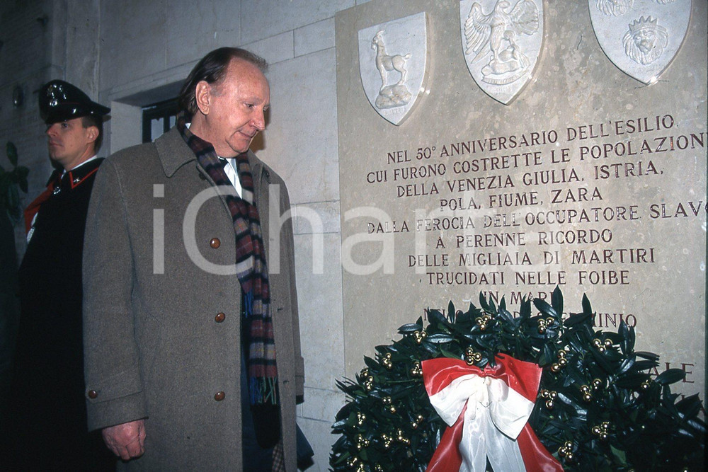 35mm vintage slide* 1997 MILANO Graziano UDOVISI superstite delle foibe (4)  Diapositiva d'epoca, in formato 35 mm.CONDIZIONI: GOODDiapositiva realizzata al Cimitero Monumentale alla commemorazione nel 50&deg; anniversario dell'esilio delle popolazioni istriane.Nella diapositiva ICharta mette in vendita, sul negozio eBay e in esclusiva sul sito "icharta" il proprio archivio composto da numerose diapositive e negativi fotografici d'epoca, tutti originali e autentici, che attraversano la storia del costume italiano tra gli la fine degli anni Sessanta e Novanta.Si tratta di uno sguardo inedito sull'attualit&agrave;, la politica, la vita quotidiana, il gossip e la cultura, che fotografa il cambiamento della nazione in quest'ultimo scorcio del XX secolo. Un'occasione unica per il mercato del collezionismo, che vede finalmente disponibile un archivio eccezionale per vastit&agrave;, tematiche e condizioni, in un settore (il negativo fotografico e la diapositiva) di assoluta novit&agrave; e dalle interessanti prospettive di investimento. GOOD/buono   originale e autentica 1