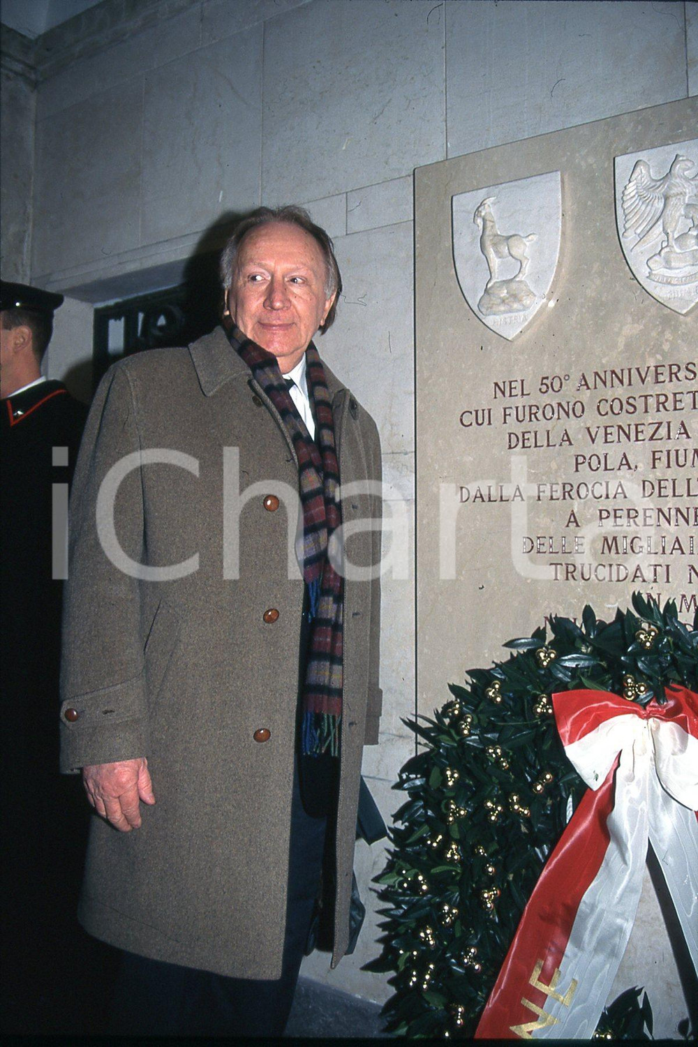 35mm vintage slide* 1997 MILANO Graziano UDOVISI superstite delle foibe (6)  Diapositiva d'epoca, in formato 35 mm.CONDIZIONI: GOODDiapositiva realizzata al Cimitero Monumentale alla commemorazione nel 50&deg; anniversario dell'esilio delle popolazioni istriane.Nella diapositiva ICharta mette in vendita, sul negozio eBay e in esclusiva sul sito "icharta" il proprio archivio composto da numerose diapositive e negativi fotografici d'epoca, tutti originali e autentici, che attraversano la storia del costume italiano tra gli la fine degli anni Sessanta e Novanta.Si tratta di uno sguardo inedito sull'attualit&agrave;, la politica, la vita quotidiana, il gossip e la cultura, che fotografa il cambiamento della nazione in quest'ultimo scorcio del XX secolo. Un'occasione unica per il mercato del collezionismo, che vede finalmente disponibile un archivio eccezionale per vastit&agrave;, tematiche e condizioni, in un settore (il negativo fotografico e la diapositiva) di assoluta novit&agrave; e dalle interessanti prospettive di investimento. GOOD/buono   originale e autentica 1