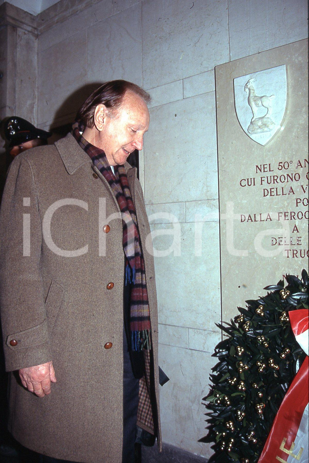 35mm vintage slide* 1997 MILANO Graziano UDOVISI superstite delle foibe (7)  Diapositiva d'epoca, in formato 35 mm.CONDIZIONI: GOODDiapositiva realizzata al Cimitero Monumentale alla commemorazione nel 50&deg; anniversario dell'esilio delle popolazioni istriane.Nella diapositiva ICharta mette in vendita, sul negozio eBay e in esclusiva sul sito "icharta" il proprio archivio composto da numerose diapositive e negativi fotografici d'epoca, tutti originali e autentici, che attraversano la storia del costume italiano tra gli la fine degli anni Sessanta e Novanta.Si tratta di uno sguardo inedito sull'attualit&agrave;, la politica, la vita quotidiana, il gossip e la cultura, che fotografa il cambiamento della nazione in quest'ultimo scorcio del XX secolo. Un'occasione unica per il mercato del collezionismo, che vede finalmente disponibile un archivio eccezionale per vastit&agrave;, tematiche e condizioni, in un settore (il negativo fotografico e la diapositiva) di assoluta novit&agrave; e dalle interessanti prospettive di investimento. GOOD/buono   originale e autentica 1