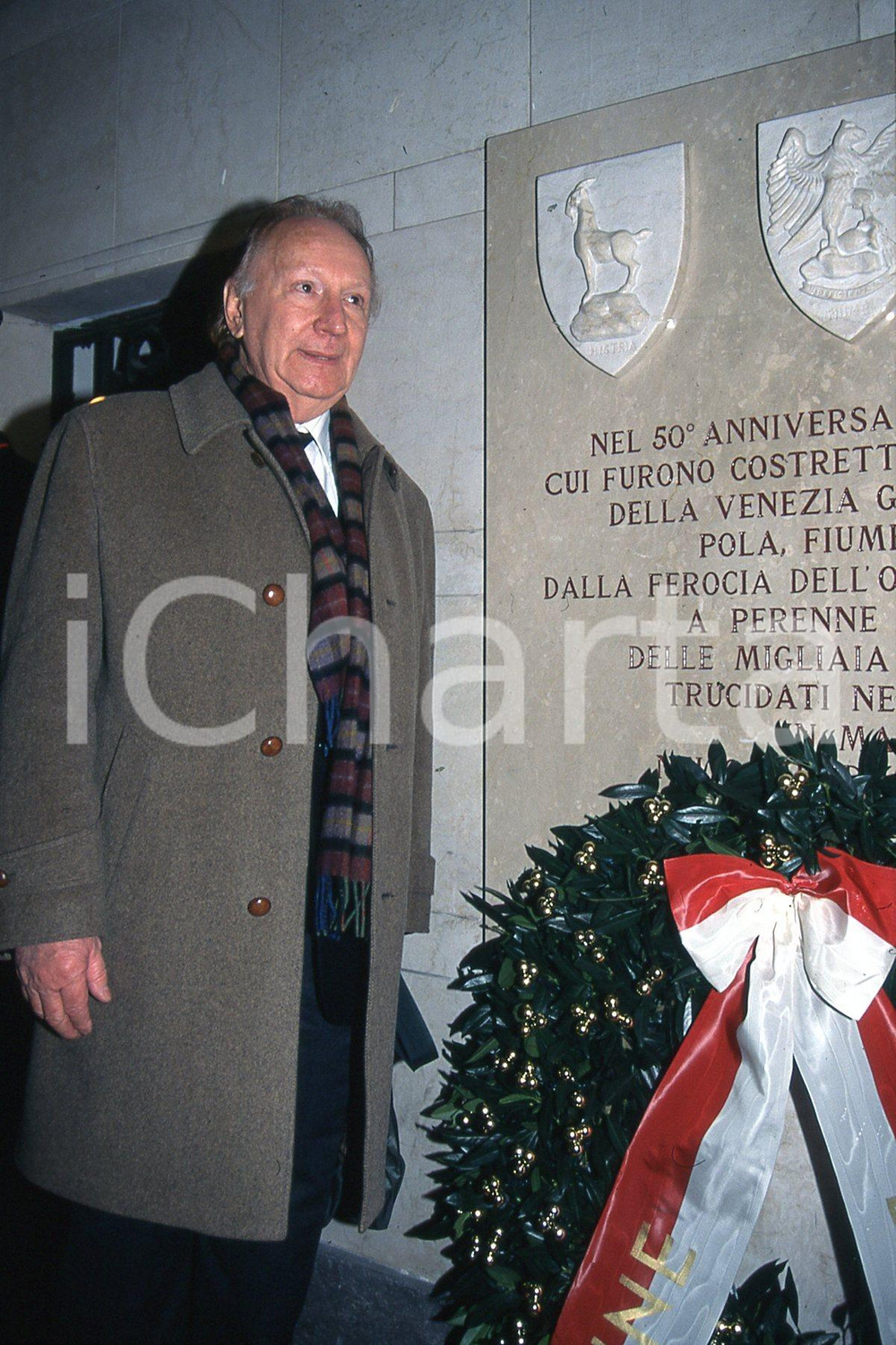35mm vintage slide* 1997 MILANO Graziano UDOVISI superstite delle foibe (9)  Diapositiva d'epoca, in formato 35 mm.CONDIZIONI: GOODDiapositiva realizzata al Cimitero Monumentale alla commemorazione nel 50&deg; anniversario dell'esilio delle popolazioni istriane.Nella diapositiva ICharta mette in vendita, sul negozio eBay e in esclusiva sul sito "icharta" il proprio archivio composto da numerose diapositive e negativi fotografici d'epoca, tutti originali e autentici, che attraversano la storia del costume italiano tra gli la fine degli anni Sessanta e Novanta.Si tratta di uno sguardo inedito sull'attualit&agrave;, la politica, la vita quotidiana, il gossip e la cultura, che fotografa il cambiamento della nazione in quest'ultimo scorcio del XX secolo. Un'occasione unica per il mercato del collezionismo, che vede finalmente disponibile un archivio eccezionale per vastit&agrave;, tematiche e condizioni, in un settore (il negativo fotografico e la diapositiva) di assoluta novit&agrave; e dalle interessanti prospettive di investimento. GOOD/buono   originale e autentica 1