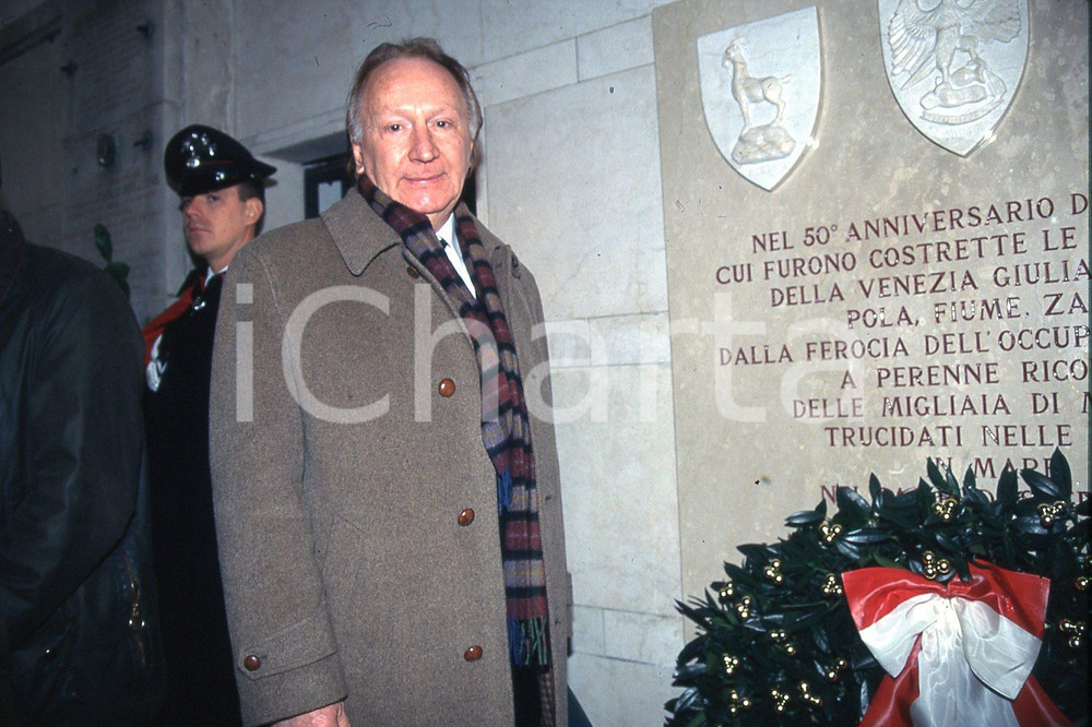 35mm vintage slide* 1997 MILANO Graziano UDOVISI superstite delle foibe (11)  Diapositiva d'epoca, in formato 35 mm.CONDIZIONI: GOODDiapositiva realizzata al Cimitero Monumentale alla commemorazione nel 50&deg; anniversario dell'esilio delle popolazioni istriane.Nella diapositiva ICharta mette in vendita, sul negozio eBay e in esclusiva sul sito "icharta" il proprio archivio composto da numerose diapositive e negativi fotografici d'epoca, tutti originali e autentici, che attraversano la storia del costume italiano tra gli la fine degli anni Sessanta e Novanta.Si tratta di uno sguardo inedito sull'attualit&agrave;, la politica, la vita quotidiana, il gossip e la cultura, che fotografa il cambiamento della nazione in quest'ultimo scorcio del XX secolo. Un'occasione unica per il mercato del collezionismo, che vede finalmente disponibile un archivio eccezionale per vastit&agrave;, tematiche e condizioni, in un settore (il negativo fotografico e la diapositiva) di assoluta novit&agrave; e dalle interessanti prospettive di investimento. GOOD/buono   originale e autentica 1
