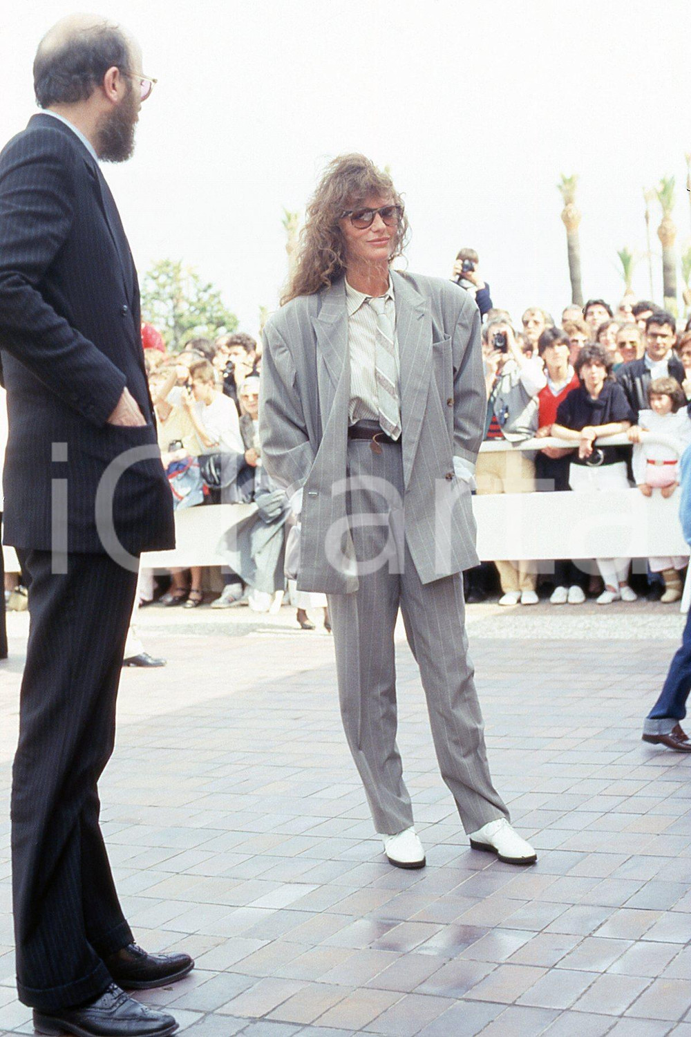 35mm vintage slide* 1990 ca CANNES al Festival Jacqueline BISSET ritratto  Diapositiva d'epoca, in formato 35 mm.CONDIZIONI: GOODNella diapositiva ICharta mette in vendita, sul negozio eBay e in esclusiva sul sito "icharta" il proprio archivio composto da numerose diapositive e negativi fotografici d'epoca, tutti originali e autentici, che attraversano la storia del costume italiano tra gli la fine degli anni Sessanta e Novanta.Si tratta di uno sguardo inedito sull'attualit&agrave;, la politica, la vita quotidiana, il gossip e la cultura, che fotografa il cambiamento della nazione in quest'ultimo scorcio del XX secolo. Un'occasione unica per il mercato del collezionismo, che vede finalmente disponibile un archivio eccezionale per vastit&agrave;, tematiche e condizioni, in un settore (il negativo fotografico e la diapositiva) di assoluta novit&agrave; e dalle interessanti prospettive di investimento. GOOD/buono   originale e autentica 1