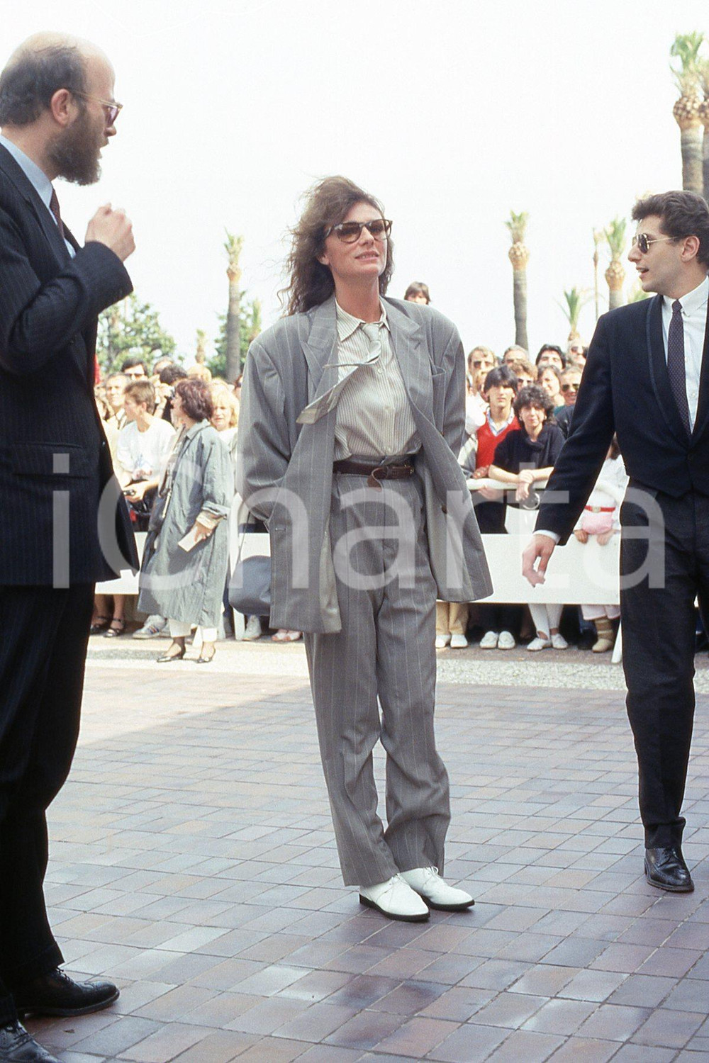 35mm vintage slide* 1990 ca CANNES al Festival Jacqueline BISSET ritratto (1)  Diapositiva d'epoca, in formato 35 mm.CONDIZIONI: GOODNella diapositiva ICharta mette in vendita, sul negozio eBay e in esclusiva sul sito "icharta" il proprio archivio composto da numerose diapositive e negativi fotografici d'epoca, tutti originali e autentici, che attraversano la storia del costume italiano tra gli la fine degli anni Sessanta e Novanta.Si tratta di uno sguardo inedito sull'attualit&agrave;, la politica, la vita quotidiana, il gossip e la cultura, che fotografa il cambiamento della nazione in quest'ultimo scorcio del XX secolo. Un'occasione unica per il mercato del collezionismo, che vede finalmente disponibile un archivio eccezionale per vastit&agrave;, tematiche e condizioni, in un settore (il negativo fotografico e la diapositiva) di assoluta novit&agrave; e dalle interessanti prospettive di investimento. GOOD/buono   originale e autentica 1