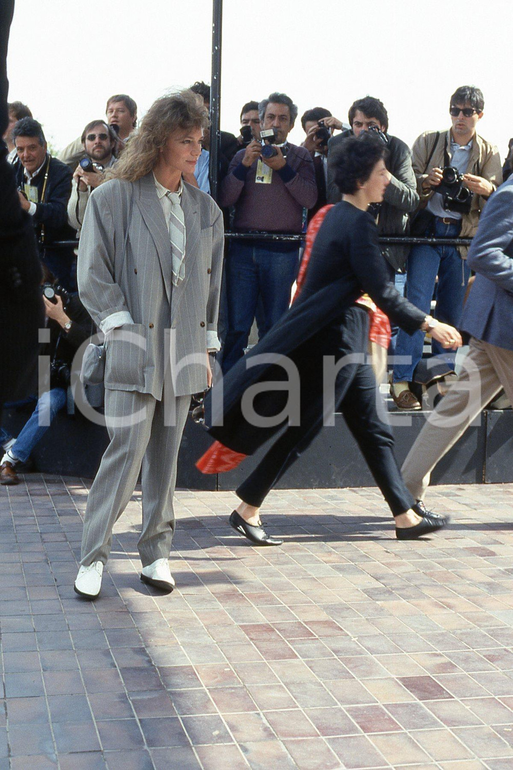 35mm vintage slide* 1990 ca CANNES al Festival Jacqueline BISSET ritratto (2)  Diapositiva d'epoca, in formato 35 mm.CONDIZIONI: GOODNella diapositiva ICharta mette in vendita, sul negozio eBay e in esclusiva sul sito "icharta" il proprio archivio composto da numerose diapositive e negativi fotografici d'epoca, tutti originali e autentici, che attraversano la storia del costume italiano tra gli la fine degli anni Sessanta e Novanta.Si tratta di uno sguardo inedito sull'attualit&agrave;, la politica, la vita quotidiana, il gossip e la cultura, che fotografa il cambiamento della nazione in quest'ultimo scorcio del XX secolo. Un'occasione unica per il mercato del collezionismo, che vede finalmente disponibile un archivio eccezionale per vastit&agrave;, tematiche e condizioni, in un settore (il negativo fotografico e la diapositiva) di assoluta novit&agrave; e dalle interessanti prospettive di investimento. GOOD/buono   originale e autentica 1