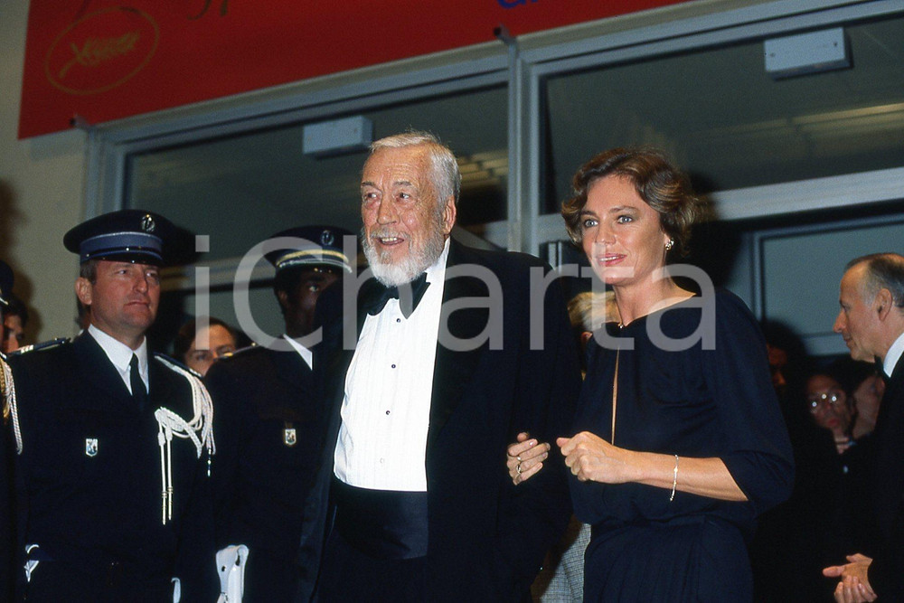 35mm vintage slide* 1984 CANNES Jacqueline BISSET John HUSTON al Festival  Diapositiva d'epoca, in formato 35 mm.CONDIZIONI: GOODNella dispositiva realizzata alla premiere del film "Under the volcano" (sotto il vulcano).Nella diapositiva ICharta mette in vendita, sul negozio eBay e in esclusiva sul sito "icharta" il proprio archivio composto da numerose diapositive e negativi fotografici d'epoca, tutti originali e autentici, che attraversano la storia del costume italiano tra gli la fine degli anni Sessanta e Novanta.Si tratta di uno sguardo inedito sull'attualit&agrave;, la politica, la vita quotidiana, il gossip e la cultura, che fotografa il cambiamento della nazione in quest'ultimo scorcio del XX secolo. Un'occasione unica per il mercato del collezionismo, che vede finalmente disponibile un archivio eccezionale per vastit&agrave;, tematiche e condizioni, in un settore (il negativo fotografico e la diapositiva) di assoluta novit&agrave; e dalle interessanti prospettive di investimento. GOOD/buono   originale e autentica 1