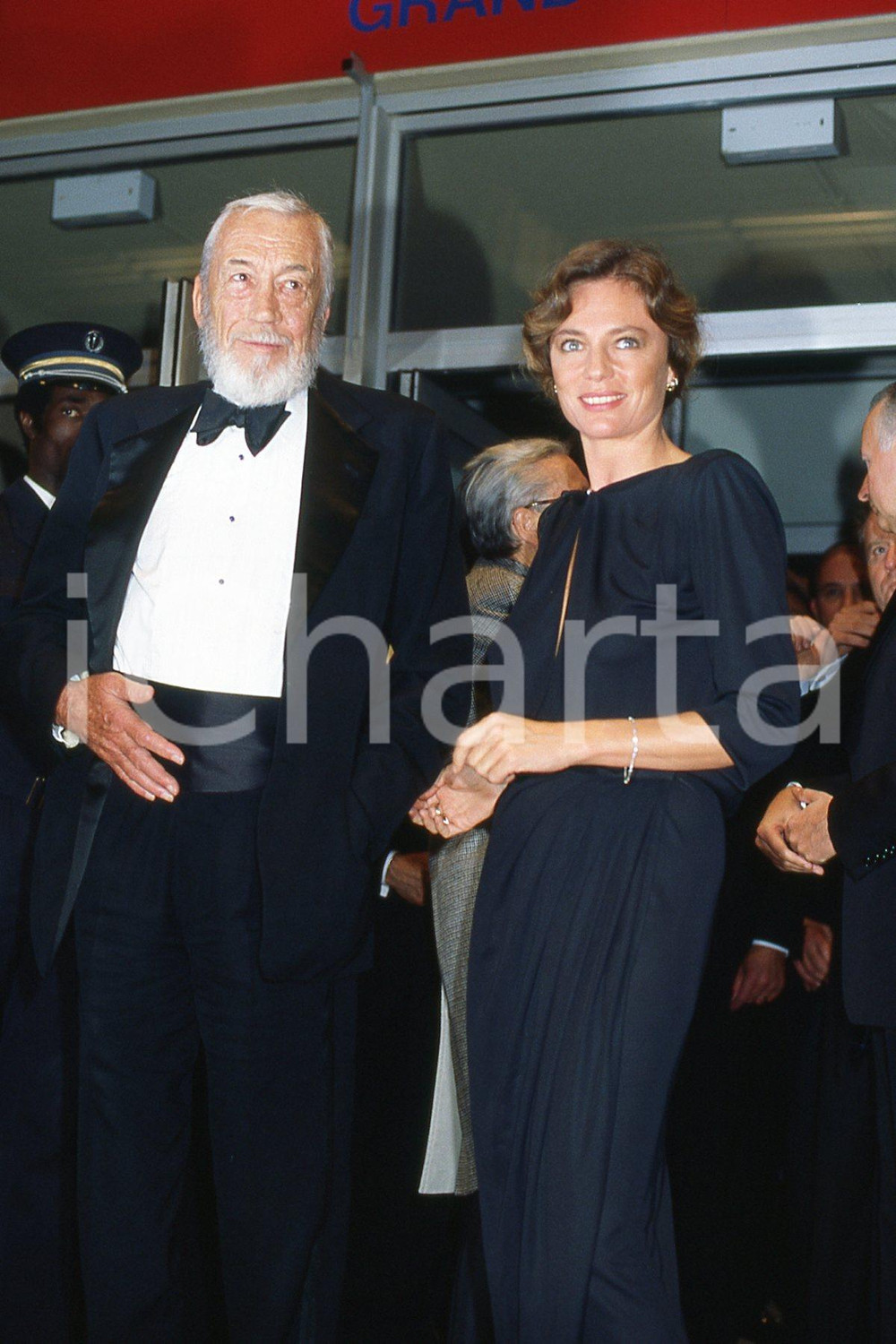 35mm vintage slide* 1984 CANNES Jacqueline BISSET John HUSTON al Festival (1)  Diapositiva d'epoca, in formato 35 mm.CONDIZIONI: GOODNella dispositiva realizzata alla premiere del film "Under the volcano" (sotto il vulcano).Nella diapositiva ICharta mette in vendita, sul negozio eBay e in esclusiva sul sito "icharta" il proprio archivio composto da numerose diapositive e negativi fotografici d'epoca, tutti originali e autentici, che attraversano la storia del costume italiano tra gli la fine degli anni Sessanta e Novanta.Si tratta di uno sguardo inedito sull'attualit&agrave;, la politica, la vita quotidiana, il gossip e la cultura, che fotografa il cambiamento della nazione in quest'ultimo scorcio del XX secolo. Un'occasione unica per il mercato del collezionismo, che vede finalmente disponibile un archivio eccezionale per vastit&agrave;, tematiche e condizioni, in un settore (il negativo fotografico e la diapositiva) di assoluta novit&agrave; e dalle interessanti prospettive di investimento. GOOD/buono   originale e autentica 1