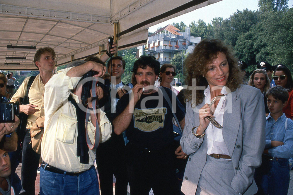 35mm vintage slide* 1995 VENEZIA Jacqueline BISSET alla mostra del cinema (5)  Diapositiva d'epoca, in formato 35 mm.CONDIZIONI: GOODNella diapositiva ICharta mette in vendita, sul negozio eBay e in esclusiva sul sito "icharta" il proprio archivio composto da numerose diapositive e negativi fotografici d'epoca, tutti originali e autentici, che attraversano la storia del costume italiano tra gli la fine degli anni Sessanta e Novanta.Si tratta di uno sguardo inedito sull'attualit&agrave;, la politica, la vita quotidiana, il gossip e la cultura, che fotografa il cambiamento della nazione in quest'ultimo scorcio del XX secolo. Un'occasione unica per il mercato del collezionismo, che vede finalmente disponibile un archivio eccezionale per vastit&agrave;, tematiche e condizioni, in un settore (il negativo fotografico e la diapositiva) di assoluta novit&agrave; e dalle interessanti prospettive di investimento. GOOD/buono   originale e autentica 1