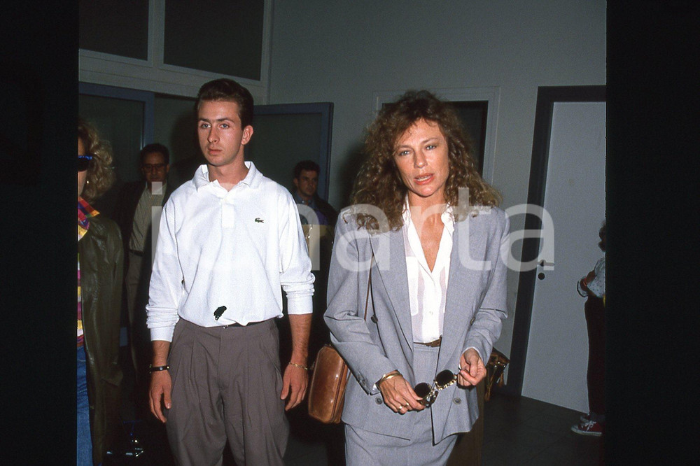 35mm vintage slide* 1995 VENEZIA Jacqueline BISSET alla mostra del cinema (6)  Diapositiva d'epoca, in formato 35 mm.CONDIZIONI: GOODNella diapositiva ICharta mette in vendita, sul negozio eBay e in esclusiva sul sito "icharta" il proprio archivio composto da numerose diapositive e negativi fotografici d'epoca, tutti originali e autentici, che attraversano la storia del costume italiano tra gli la fine degli anni Sessanta e Novanta.Si tratta di uno sguardo inedito sull'attualit&agrave;, la politica, la vita quotidiana, il gossip e la cultura, che fotografa il cambiamento della nazione in quest'ultimo scorcio del XX secolo. Un'occasione unica per il mercato del collezionismo, che vede finalmente disponibile un archivio eccezionale per vastit&agrave;, tematiche e condizioni, in un settore (il negativo fotografico e la diapositiva) di assoluta novit&agrave; e dalle interessanti prospettive di investimento. GOOD/buono   originale e autentica 1