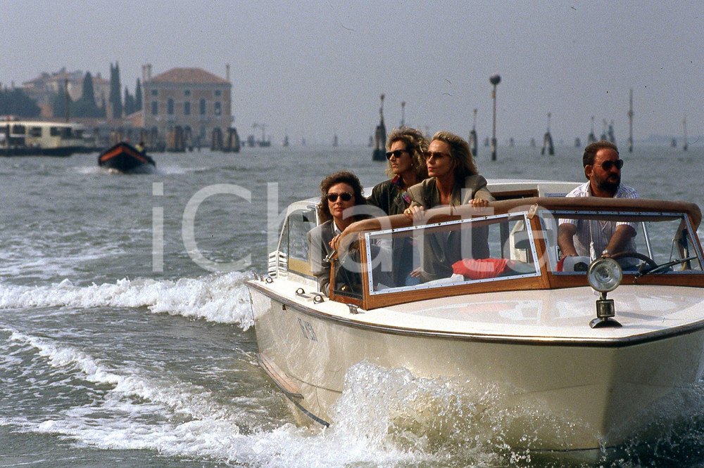 35mm vintage slide* 1995 VENEZIA Jacqueline BISSET Sandrine BONNAIRE in laguna  Diapositiva d'epoca, in formato 35 mm.CONDIZIONI: GOODNella diapositiva ICharta mette in vendita, sul negozio eBay e in esclusiva sul sito "icharta" il proprio archivio composto da numerose diapositive e negativi fotografici d'epoca, tutti originali e autentici, che attraversano la storia del costume italiano tra gli la fine degli anni Sessanta e Novanta.Si tratta di uno sguardo inedito sull'attualit&agrave;, la politica, la vita quotidiana, il gossip e la cultura, che fotografa il cambiamento della nazione in quest'ultimo scorcio del XX secolo. Un'occasione unica per il mercato del collezionismo, che vede finalmente disponibile un archivio eccezionale per vastit&agrave;, tematiche e condizioni, in un settore (il negativo fotografico e la diapositiva) di assoluta novit&agrave; e dalle interessanti prospettive di investimento. GOOD/buono   originale e autentica 1