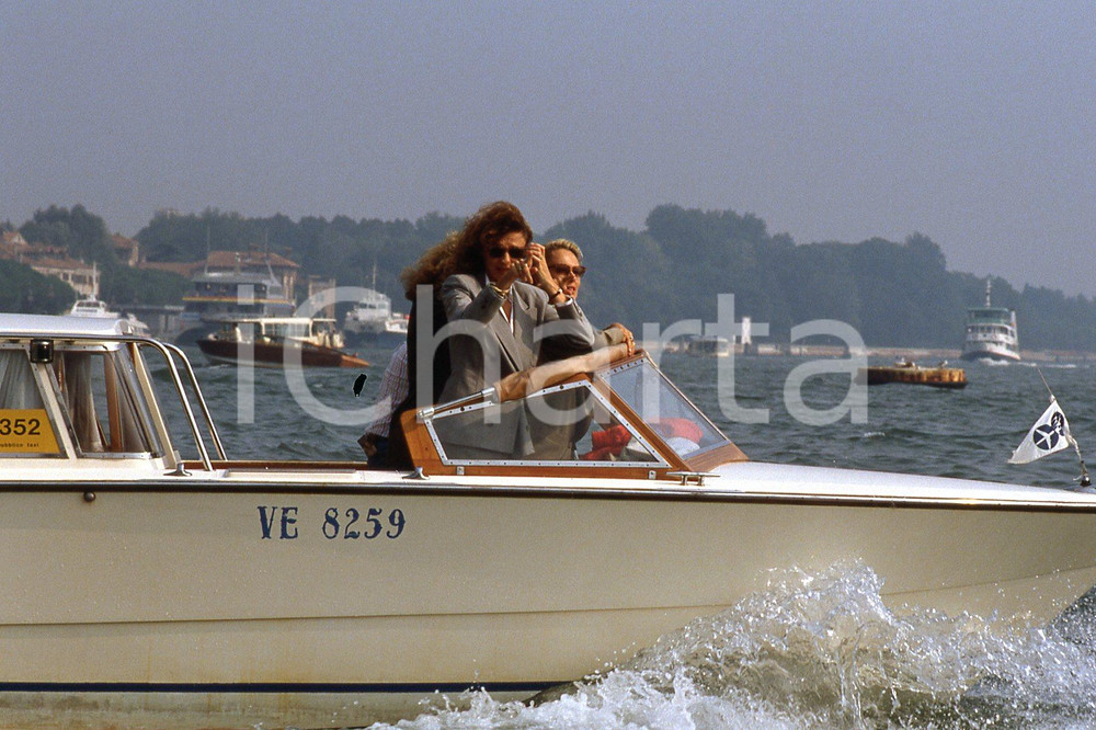 35mm vintage slide* 1995 VENEZIA Jacqueline BISSET Sandrine BONNAIRE in laguna 1  Diapositiva d'epoca, in formato 35 mm.CONDIZIONI: GOODNella diapositiva ICharta mette in vendita, sul negozio eBay e in esclusiva sul sito "icharta" il proprio archivio composto da numerose diapositive e negativi fotografici d'epoca, tutti originali e autentici, che attraversano la storia del costume italiano tra gli la fine degli anni Sessanta e Novanta.Si tratta di uno sguardo inedito sull'attualit&agrave;, la politica, la vita quotidiana, il gossip e la cultura, che fotografa il cambiamento della nazione in quest'ultimo scorcio del XX secolo. Un'occasione unica per il mercato del collezionismo, che vede finalmente disponibile un archivio eccezionale per vastit&agrave;, tematiche e condizioni, in un settore (il negativo fotografico e la diapositiva) di assoluta novit&agrave; e dalle interessanti prospettive di investimento. GOOD/buono   originale e autentica 1
