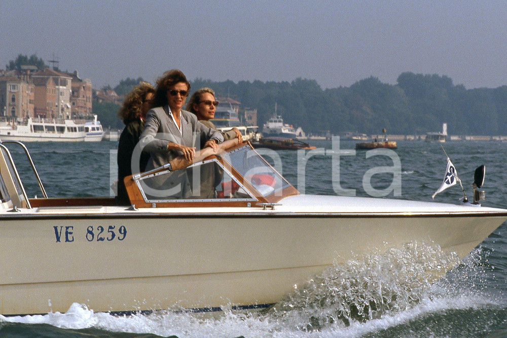 35mm vintage slide* 1995 VENEZIA Jacqueline BISSET Sandrine BONNAIRE in laguna 4  Diapositiva d'epoca, in formato 35 mm.CONDIZIONI: GOODNella diapositiva ICharta mette in vendita, sul negozio eBay e in esclusiva sul sito "icharta" il proprio archivio composto da numerose diapositive e negativi fotografici d'epoca, tutti originali e autentici, che attraversano la storia del costume italiano tra gli la fine degli anni Sessanta e Novanta.Si tratta di uno sguardo inedito sull'attualit&agrave;, la politica, la vita quotidiana, il gossip e la cultura, che fotografa il cambiamento della nazione in quest'ultimo scorcio del XX secolo. Un'occasione unica per il mercato del collezionismo, che vede finalmente disponibile un archivio eccezionale per vastit&agrave;, tematiche e condizioni, in un settore (il negativo fotografico e la diapositiva) di assoluta novit&agrave; e dalle interessanti prospettive di investimento. GOOD/buono   originale e autentica 1