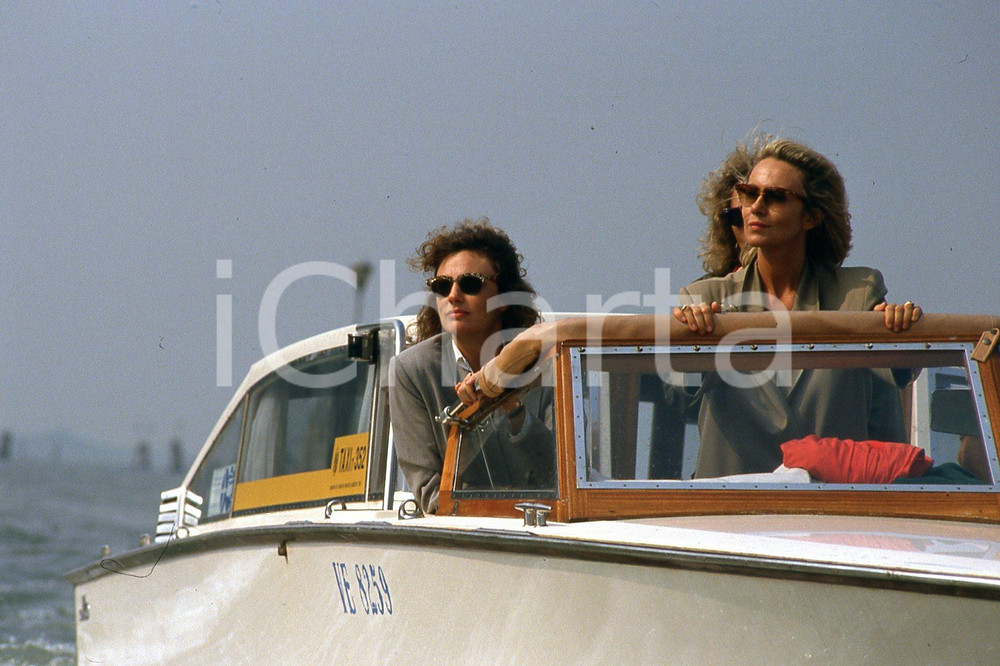 35mm vintage slide* 1995 VENEZIA Jacqueline BISSET Sandrine BONNAIRE in laguna 9  Diapositiva d'epoca, in formato 35 mm.CONDIZIONI: GOODNella diapositiva ICharta mette in vendita, sul negozio eBay e in esclusiva sul sito "icharta" il proprio archivio composto da numerose diapositive e negativi fotografici d'epoca, tutti originali e autentici, che attraversano la storia del costume italiano tra gli la fine degli anni Sessanta e Novanta.Si tratta di uno sguardo inedito sull'attualit&agrave;, la politica, la vita quotidiana, il gossip e la cultura, che fotografa il cambiamento della nazione in quest'ultimo scorcio del XX secolo. Un'occasione unica per il mercato del collezionismo, che vede finalmente disponibile un archivio eccezionale per vastit&agrave;, tematiche e condizioni, in un settore (il negativo fotografico e la diapositiva) di assoluta novit&agrave; e dalle interessanti prospettive di investimento. GOOD/buono   originale e autentica 1