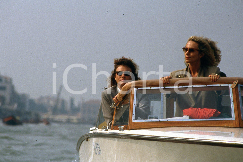 35mm vintage slide 1995 VENEZIA Jacqueline BISSET Sandrine BONNAIRE in laguna 10  Diapositiva d'epoca, in formato 35 mm.CONDIZIONI: GOODNella diapositiva ICharta mette in vendita, sul negozio eBay e in esclusiva sul sito "icharta" il proprio archivio composto da numerose diapositive e negativi fotografici d'epoca, tutti originali e autentici, che attraversano la storia del costume italiano tra gli la fine degli anni Sessanta e Novanta.Si tratta di uno sguardo inedito sull'attualit&agrave;, la politica, la vita quotidiana, il gossip e la cultura, che fotografa il cambiamento della nazione in quest'ultimo scorcio del XX secolo. Un'occasione unica per il mercato del collezionismo, che vede finalmente disponibile un archivio eccezionale per vastit&agrave;, tematiche e condizioni, in un settore (il negativo fotografico e la diapositiva) di assoluta novit&agrave; e dalle interessanti prospettive di investimento. GOOD/buono   originale e autentica 1
