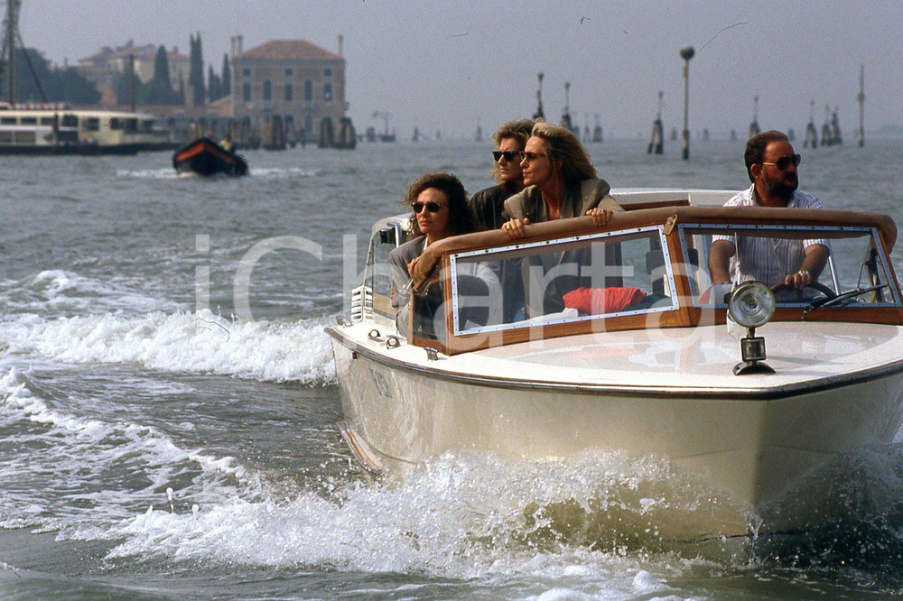 35mm vintage slide 1995 VENEZIA Jacqueline BISSET Sandrine BONNAIRE in laguna 11  Diapositiva d'epoca, in formato 35 mm.CONDIZIONI: GOODNella diapositiva ICharta mette in vendita, sul negozio eBay e in esclusiva sul sito "icharta" il proprio archivio composto da numerose diapositive e negativi fotografici d'epoca, tutti originali e autentici, che attraversano la storia del costume italiano tra gli la fine degli anni Sessanta e Novanta.Si tratta di uno sguardo inedito sull'attualit&agrave;, la politica, la vita quotidiana, il gossip e la cultura, che fotografa il cambiamento della nazione in quest'ultimo scorcio del XX secolo. Un'occasione unica per il mercato del collezionismo, che vede finalmente disponibile un archivio eccezionale per vastit&agrave;, tematiche e condizioni, in un settore (il negativo fotografico e la diapositiva) di assoluta novit&agrave; e dalle interessanti prospettive di investimento. GOOD/buono   originale e autentica 1
