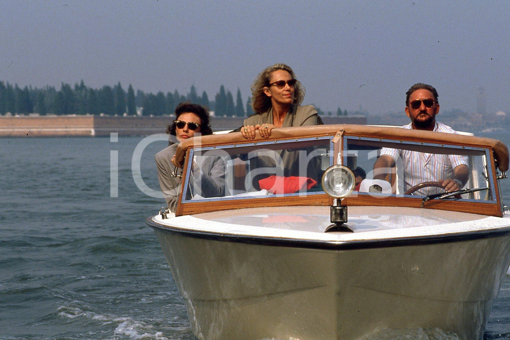 35mm vintage slide 1995 VENEZIA Jacqueline BISSET Sandrine BONNAIRE in laguna 12  Diapositiva d'epoca, in formato 35 mm.CONDIZIONI: GOODNella diapositiva ICharta mette in vendita, sul negozio eBay e in esclusiva sul sito "icharta" il proprio archivio composto da numerose diapositive e negativi fotografici d'epoca, tutti originali e autentici, che attraversano la storia del costume italiano tra gli la fine degli anni Sessanta e Novanta.Si tratta di uno sguardo inedito sull'attualit&agrave;, la politica, la vita quotidiana, il gossip e la cultura, che fotografa il cambiamento della nazione in quest'ultimo scorcio del XX secolo. Un'occasione unica per il mercato del collezionismo, che vede finalmente disponibile un archivio eccezionale per vastit&agrave;, tematiche e condizioni, in un settore (il negativo fotografico e la diapositiva) di assoluta novit&agrave; e dalle interessanti prospettive di investimento. GOOD/buono   originale e autentica 1