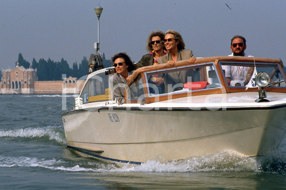 35mm vintage slide 1995 VENEZIA Jacqueline BISSET Sandrine BONNAIRE in laguna 14  Diapositiva d'epoca, in formato 35 mm.CONDIZIONI: GOODNella diapositiva ICharta mette in vendita, sul negozio eBay e in esclusiva sul sito "icharta" il proprio archivio composto da numerose diapositive e negativi fotografici d'epoca, tutti originali e autentici, che attraversano la storia del costume italiano tra gli la fine degli anni Sessanta e Novanta.Si tratta di uno sguardo inedito sull'attualit&agrave;, la politica, la vita quotidiana, il gossip e la cultura, che fotografa il cambiamento della nazione in quest'ultimo scorcio del XX secolo. Un'occasione unica per il mercato del collezionismo, che vede finalmente disponibile un archivio eccezionale per vastit&agrave;, tematiche e condizioni, in un settore (il negativo fotografico e la diapositiva) di assoluta novit&agrave; e dalle interessanti prospettive di investimento. GOOD/buono   originale e autentica 1