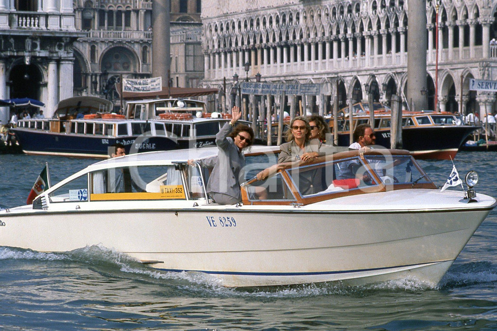 35mm vintage slide 1995 VENEZIA Jacqueline BISSET Sandrine BONNAIRE in laguna 18  Diapositiva d'epoca, in formato 35 mm.CONDIZIONI: GOODNella diapositiva ICharta mette in vendita, sul negozio eBay e in esclusiva sul sito "icharta" il proprio archivio composto da numerose diapositive e negativi fotografici d'epoca, tutti originali e autentici, che attraversano la storia del costume italiano tra gli la fine degli anni Sessanta e Novanta.Si tratta di uno sguardo inedito sull'attualit&agrave;, la politica, la vita quotidiana, il gossip e la cultura, che fotografa il cambiamento della nazione in quest'ultimo scorcio del XX secolo. Un'occasione unica per il mercato del collezionismo, che vede finalmente disponibile un archivio eccezionale per vastit&agrave;, tematiche e condizioni, in un settore (il negativo fotografico e la diapositiva) di assoluta novit&agrave; e dalle interessanti prospettive di investimento. GOOD/buono   originale e autentica 1