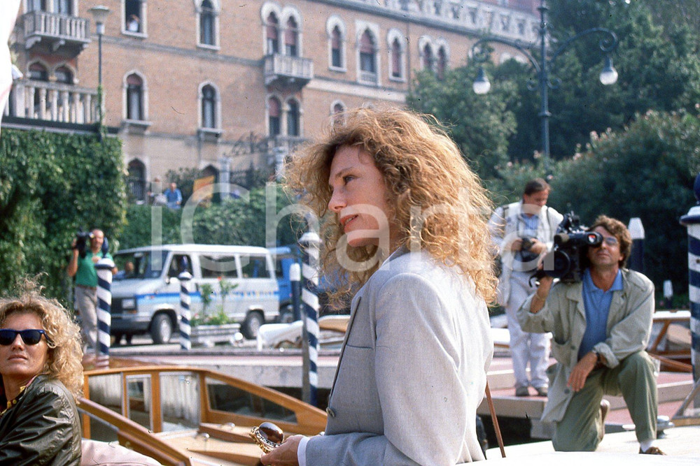 35mm vintage slide* 1995 VENEZIA Jacqueline BISSET all'imbarcadero del Lido (3)  Diapositiva d'epoca, in formato 35 mm.CONDIZIONI: GOODNella diapositiva ICharta mette in vendita, sul negozio eBay e in esclusiva sul sito "icharta" il proprio archivio composto da numerose diapositive e negativi fotografici d'epoca, tutti originali e autentici, che attraversano la storia del costume italiano tra gli la fine degli anni Sessanta e Novanta.Si tratta di uno sguardo inedito sull'attualit&agrave;, la politica, la vita quotidiana, il gossip e la cultura, che fotografa il cambiamento della nazione in quest'ultimo scorcio del XX secolo. Un'occasione unica per il mercato del collezionismo, che vede finalmente disponibile un archivio eccezionale per vastit&agrave;, tematiche e condizioni, in un settore (il negativo fotografico e la diapositiva) di assoluta novit&agrave; e dalle interessanti prospettive di investimento. GOOD/buono   originale e autentica 1
